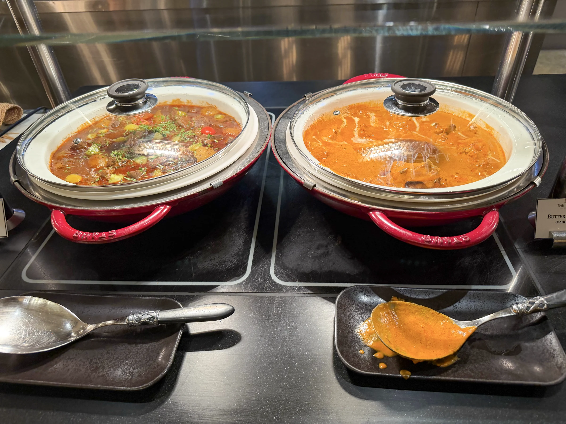 ビュッフェに並ぶ温かい料理。