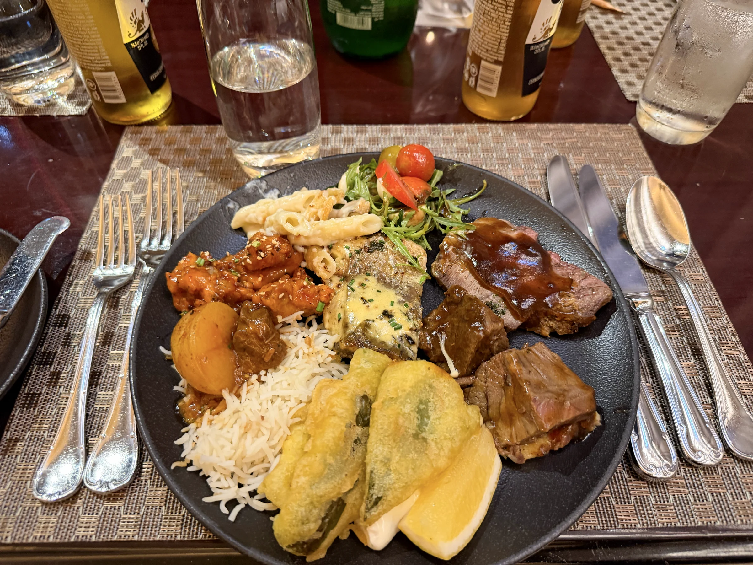 夕食に選んだ料理を一皿に。