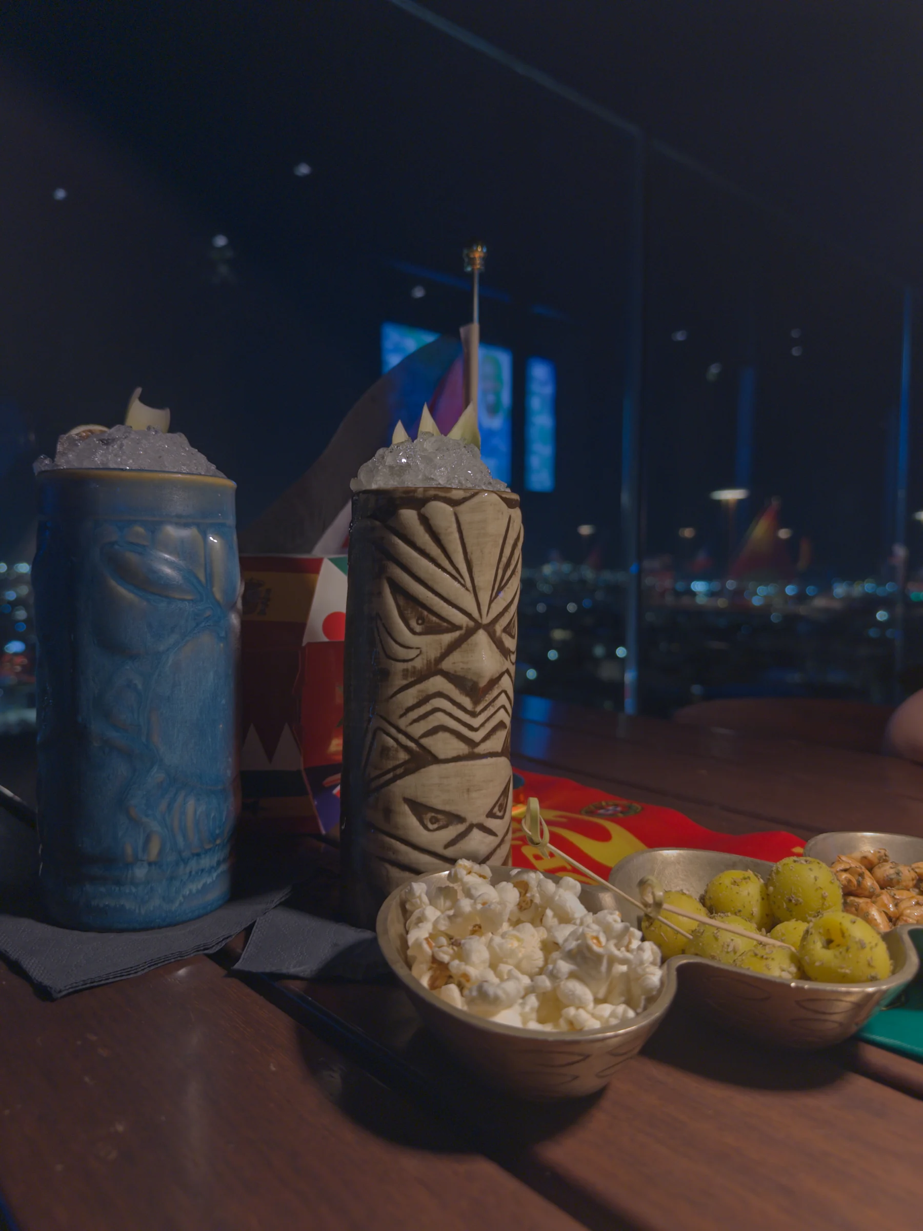 夜のバーで撮った一杯。