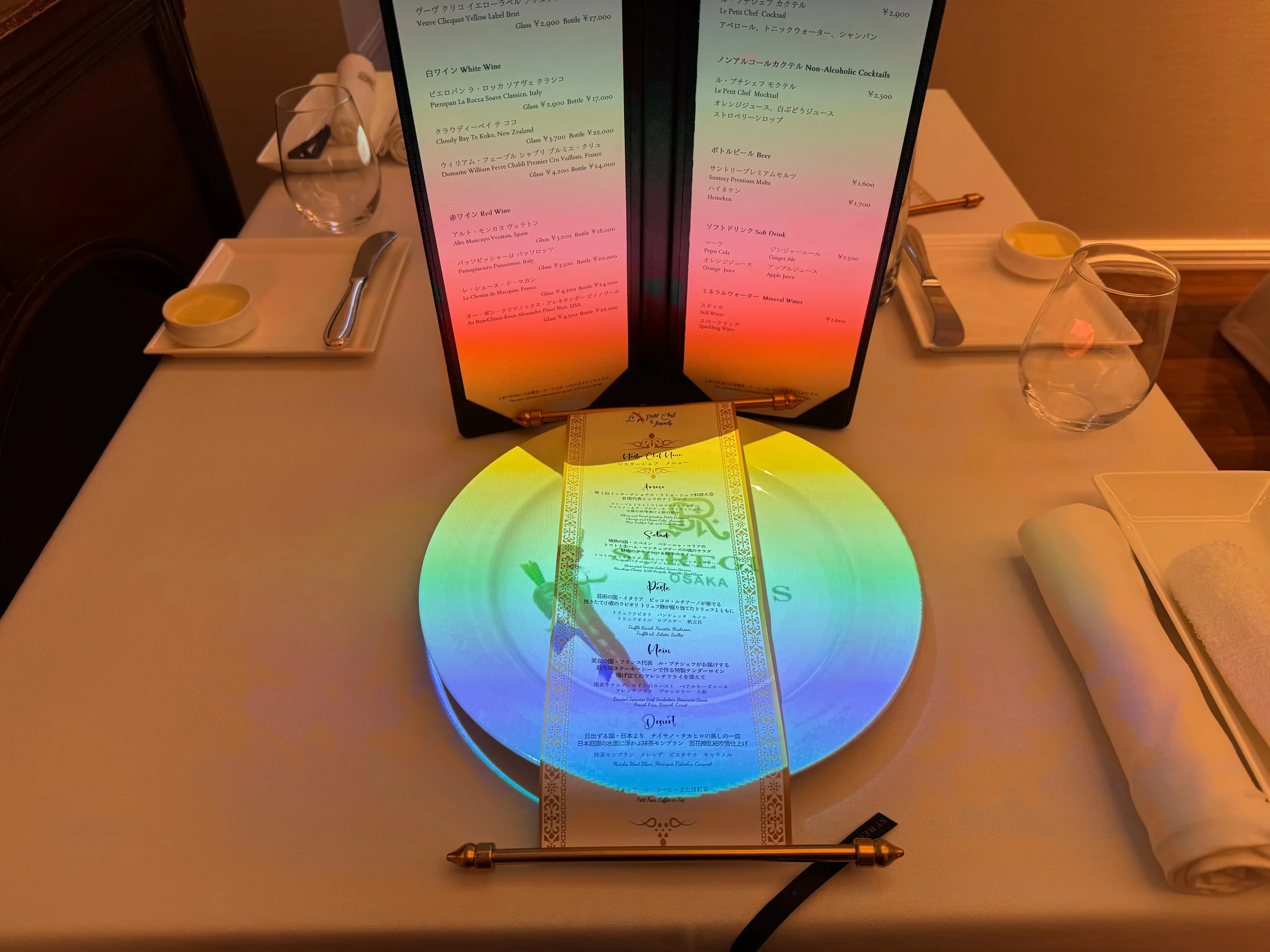 Le Petit Chef projections on the table.