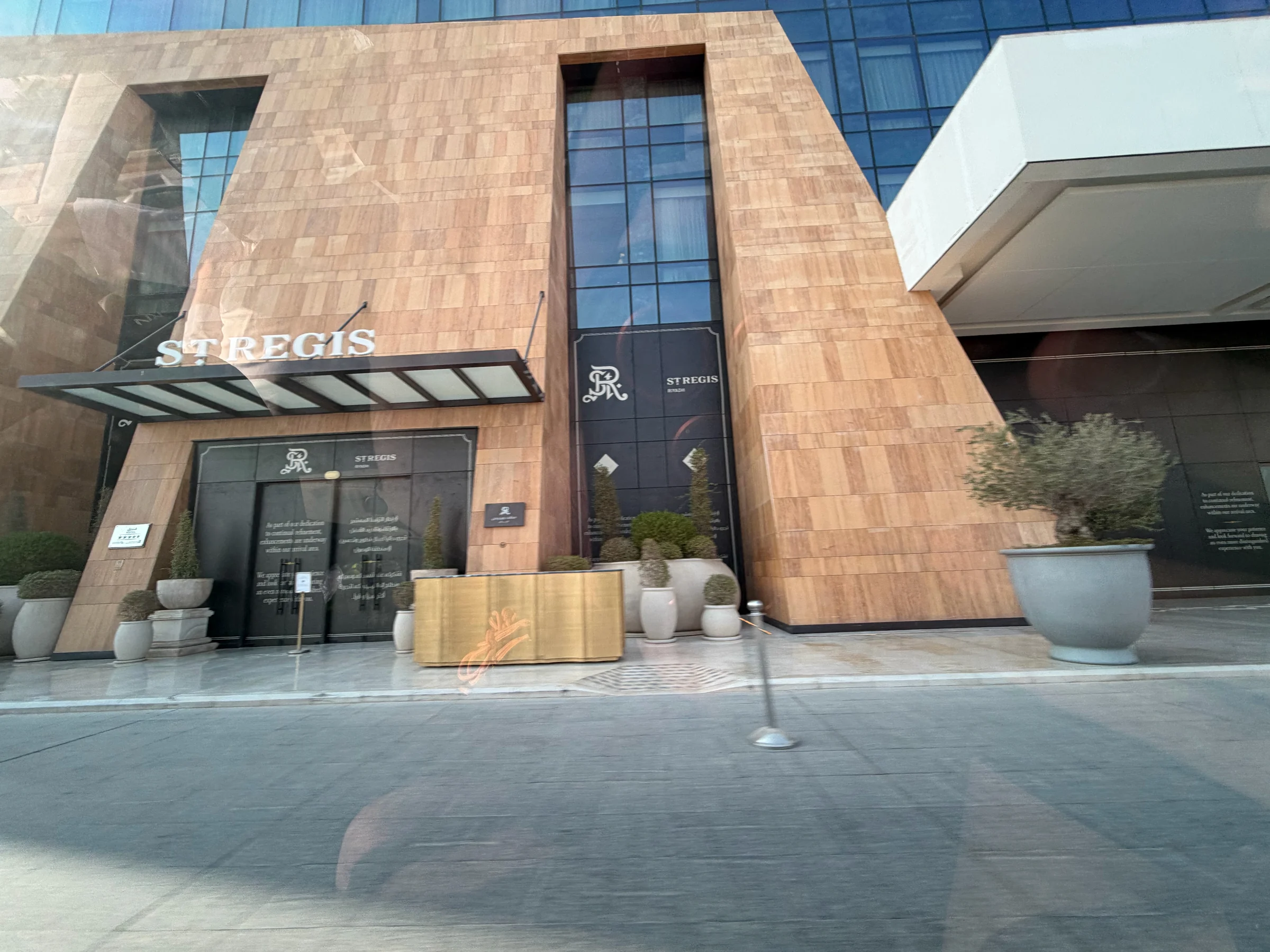 The St. Regis Riyadhの正面。