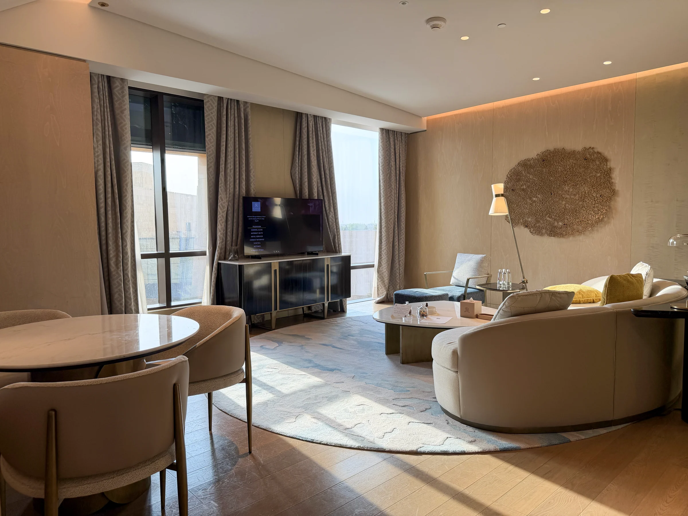 The St. Regis Riyadhの広いリビングと曲線のソファ