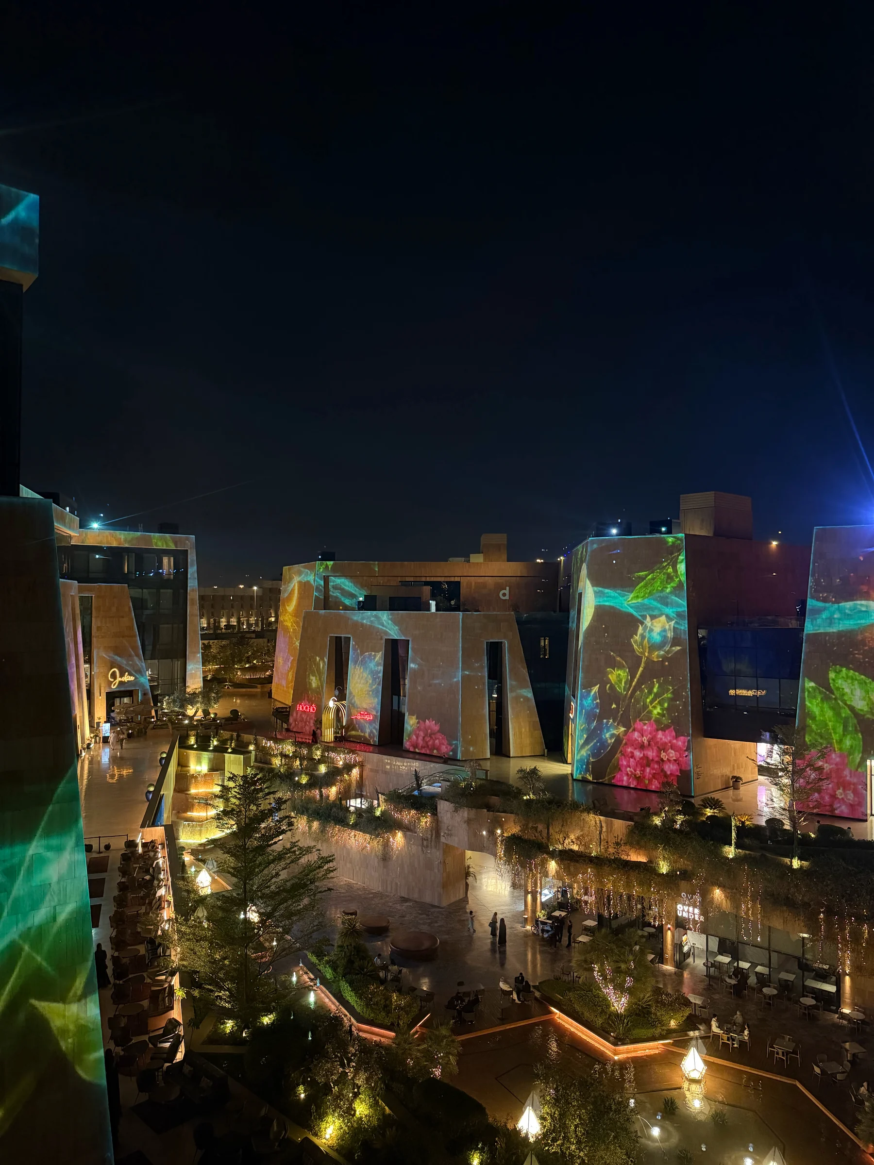 夜のVIA Riyadhを、客室から。