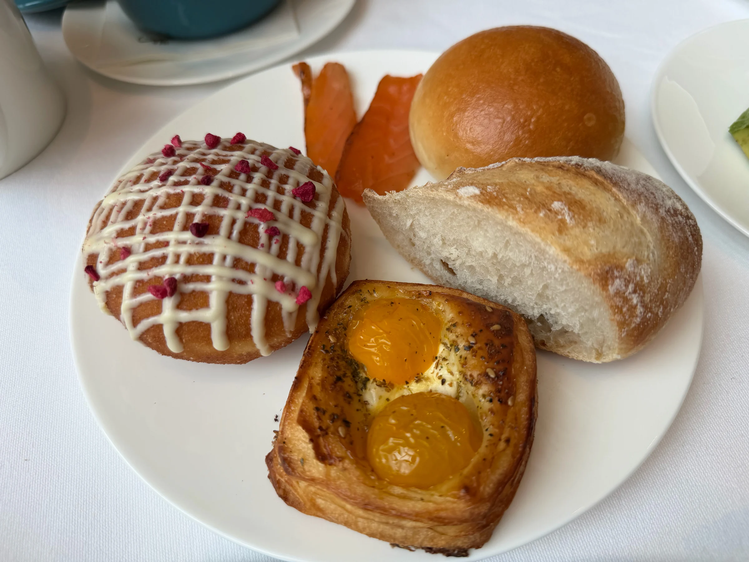 朝食でいただいた卵料理とパン。