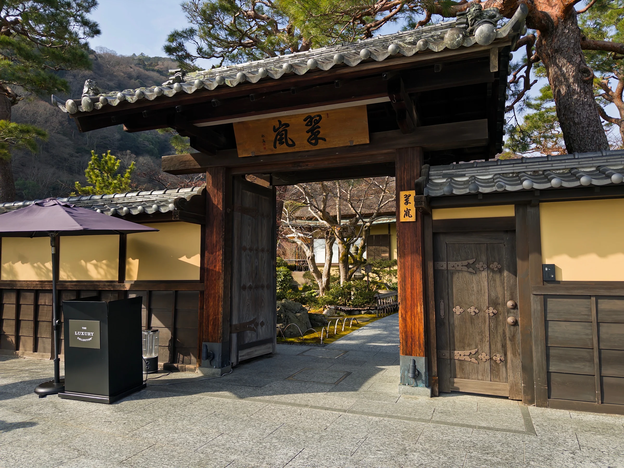 翠嵐の瓦屋根の門