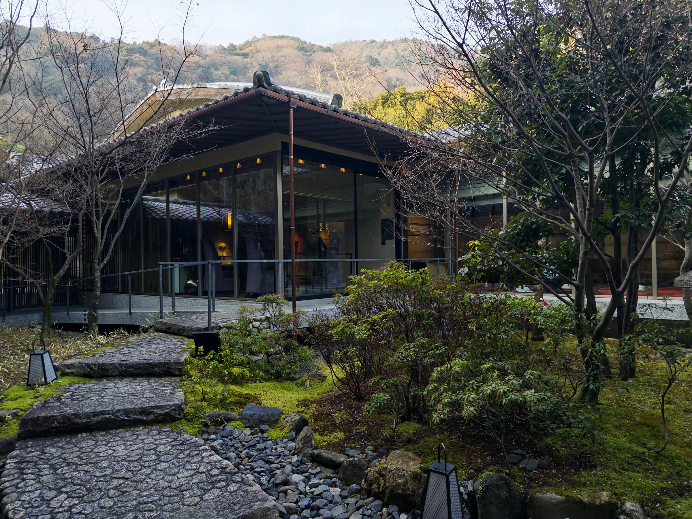 庭から眺める木造の建物