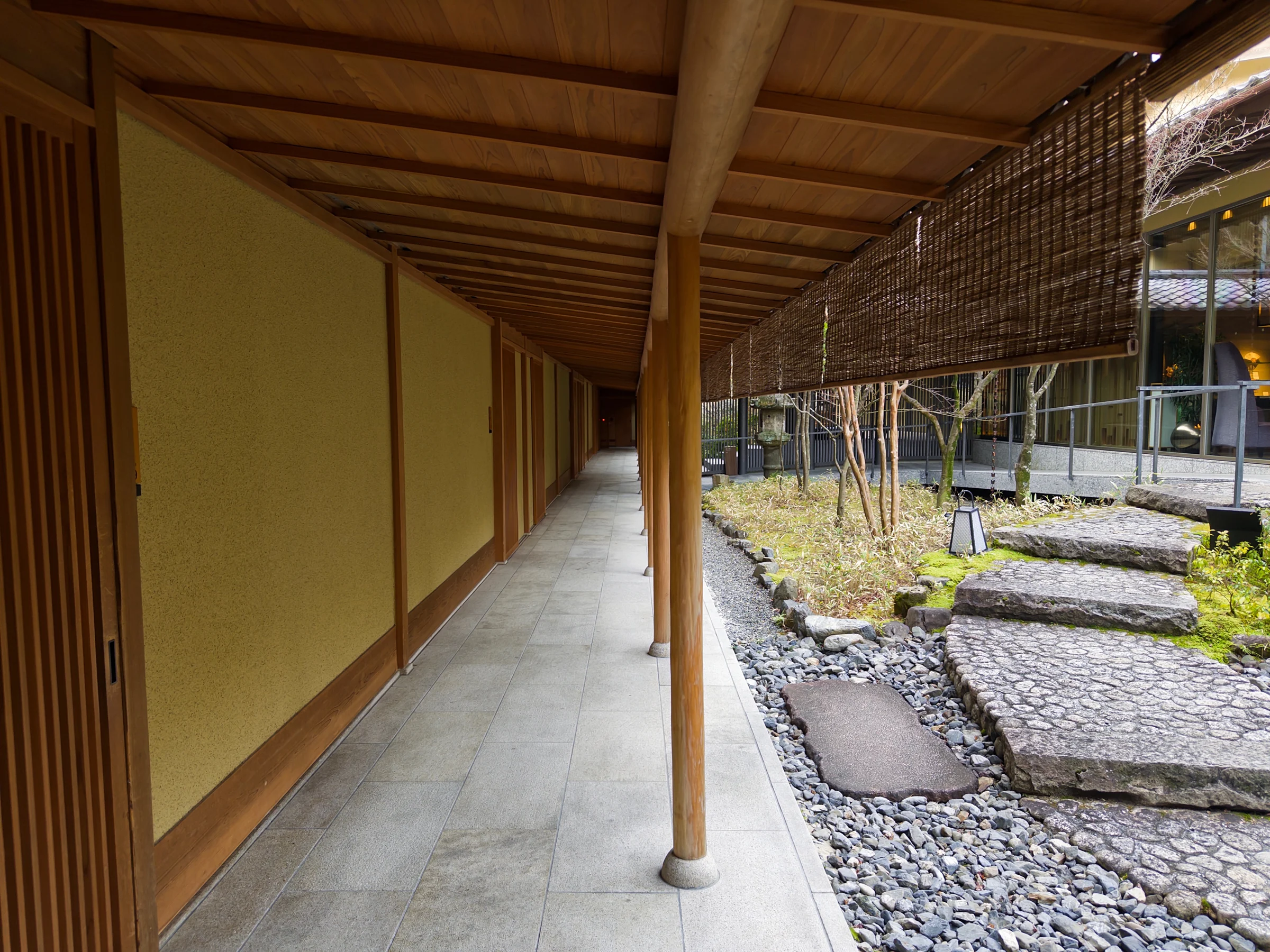 庭に沿って続く屋根付きの回廊