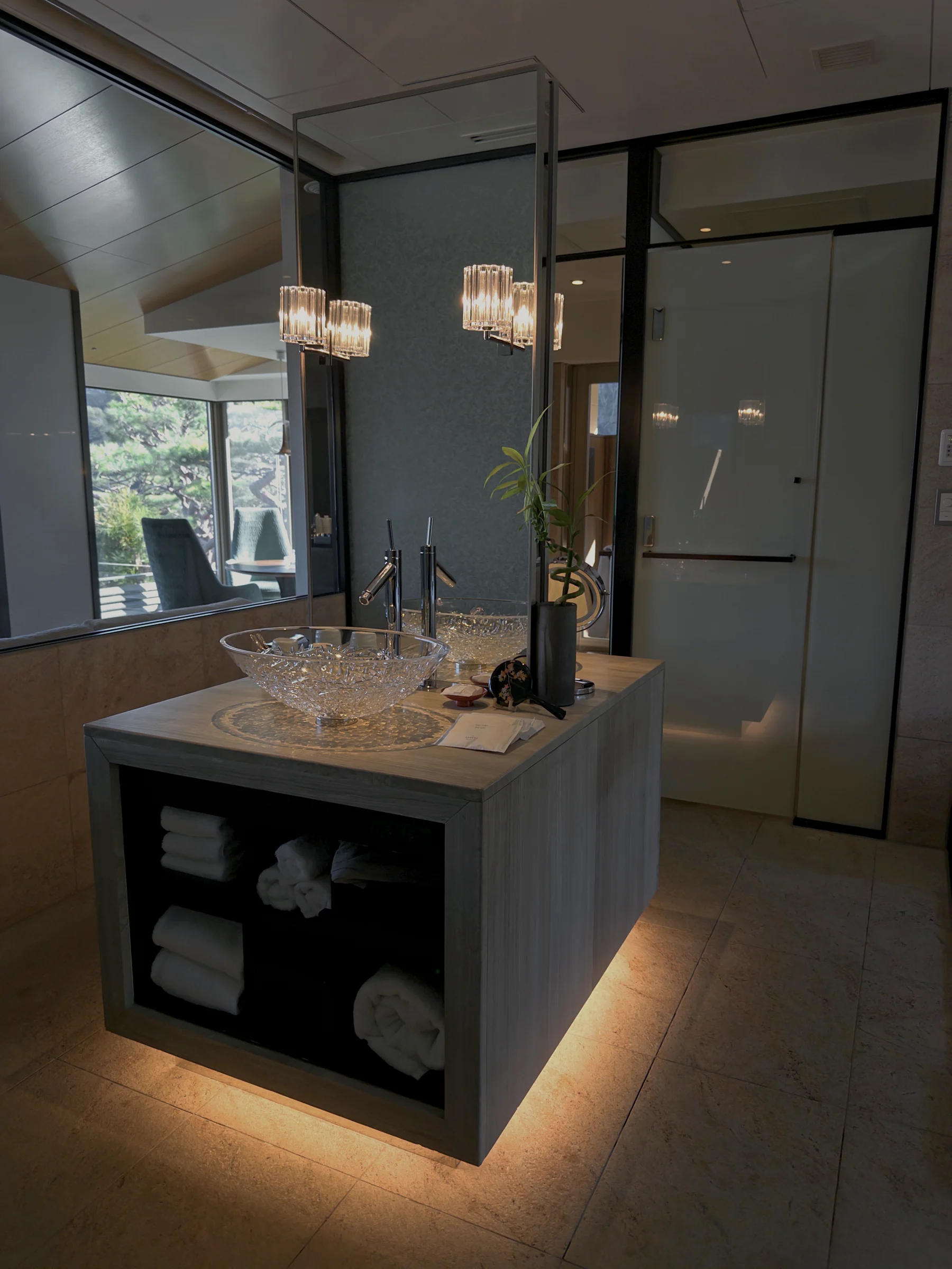 The room’s glass-enclosed bathing area