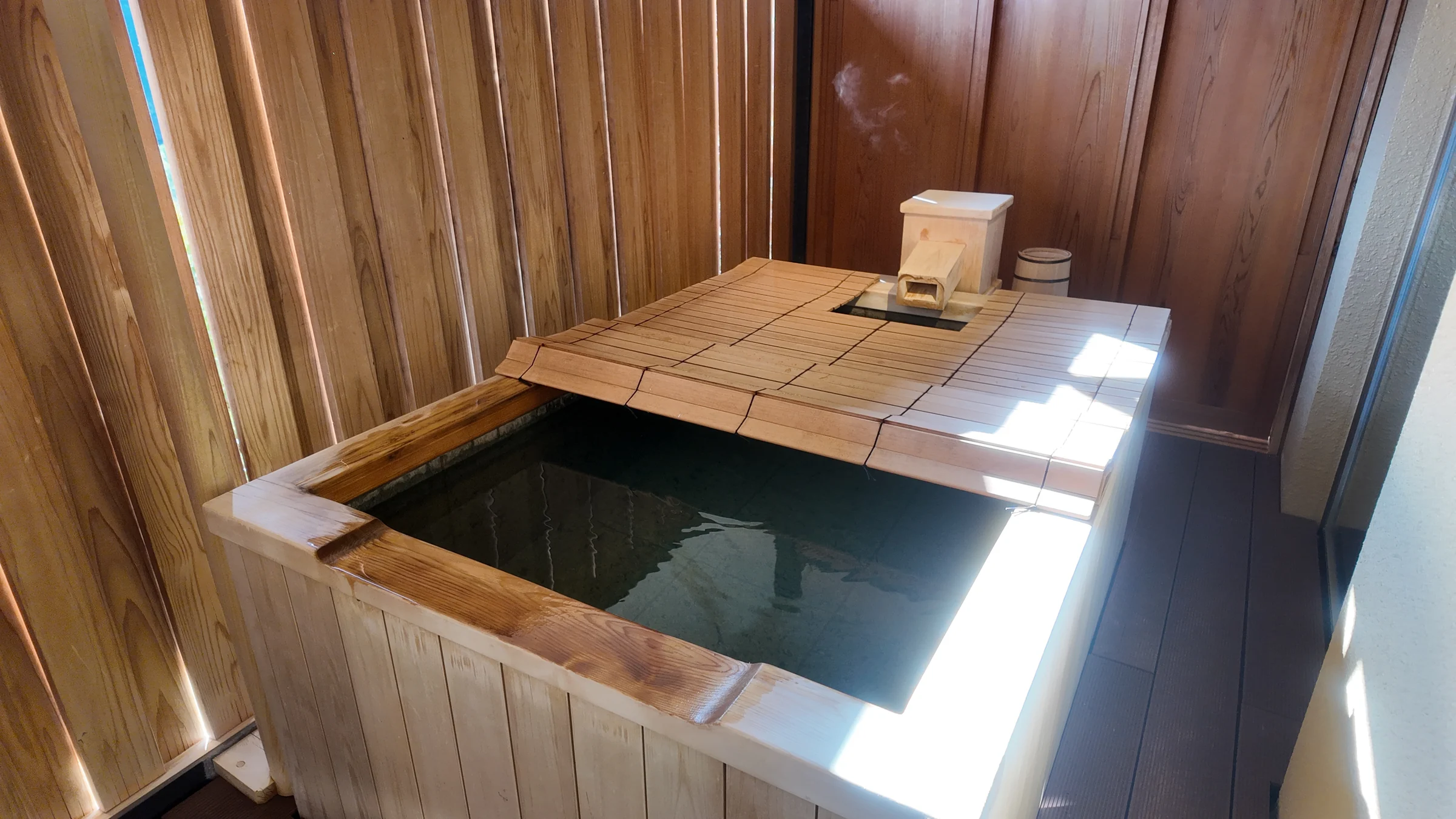 木の浴槽を備えた客室の温泉