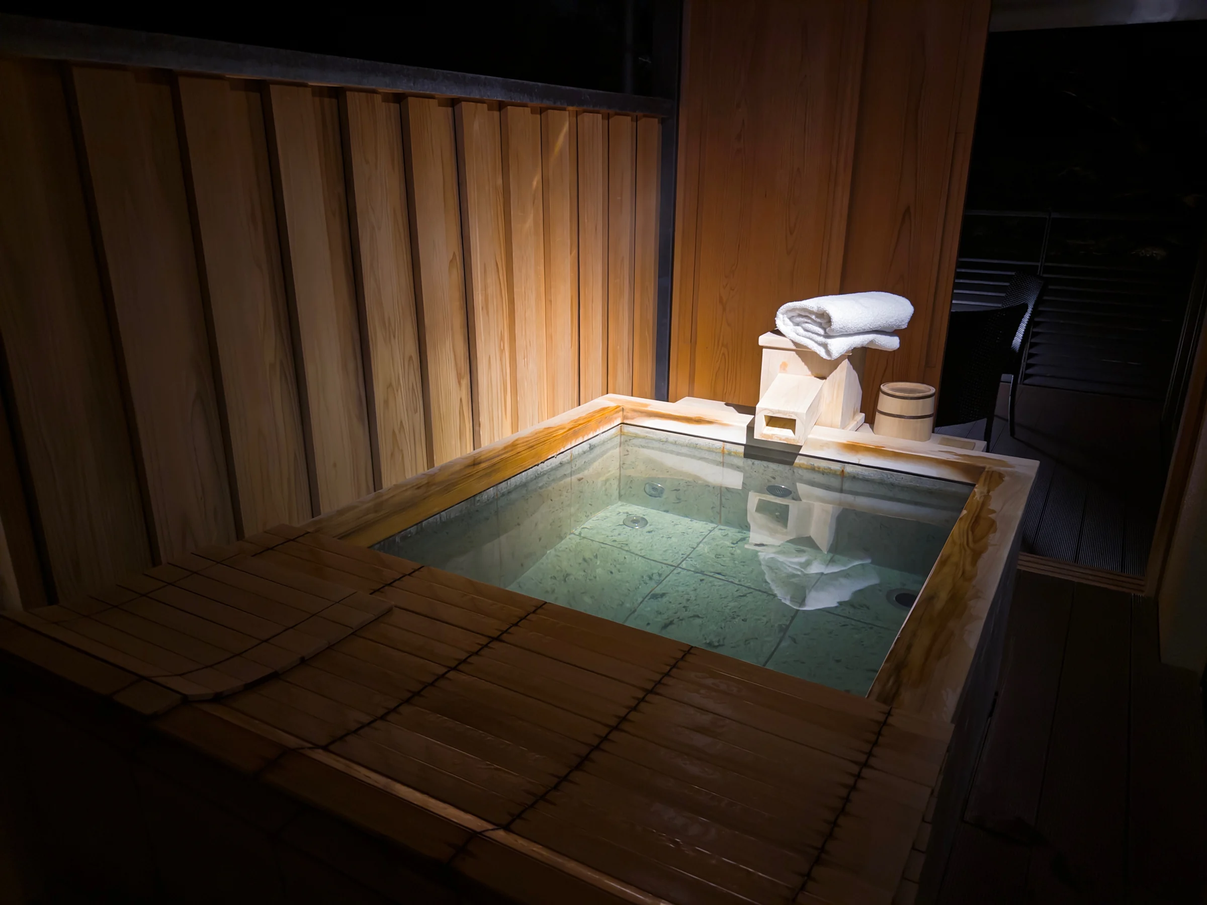 夜の照明に包まれた客室温泉