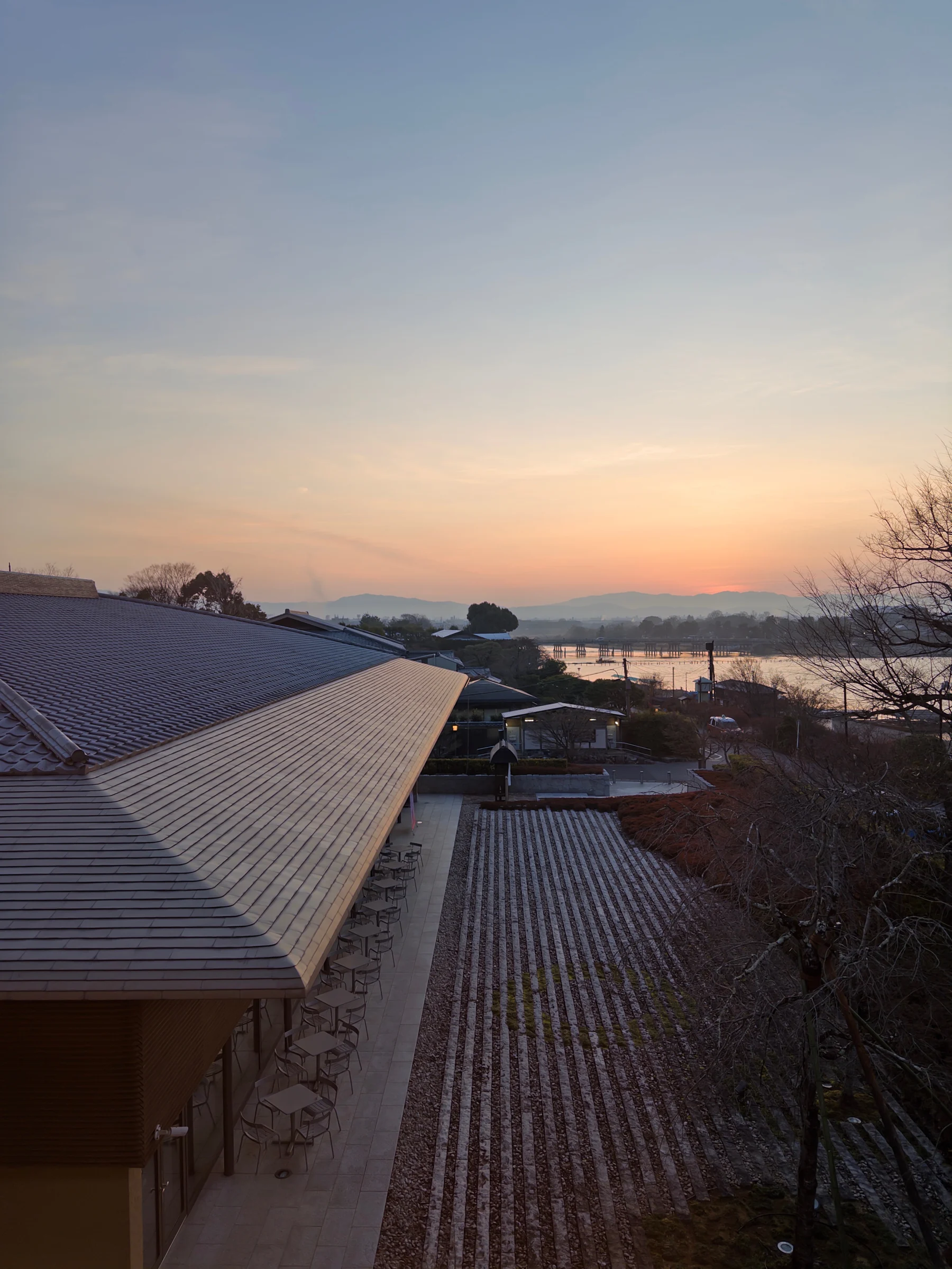 朝焼けの空と嵐山の稜線
