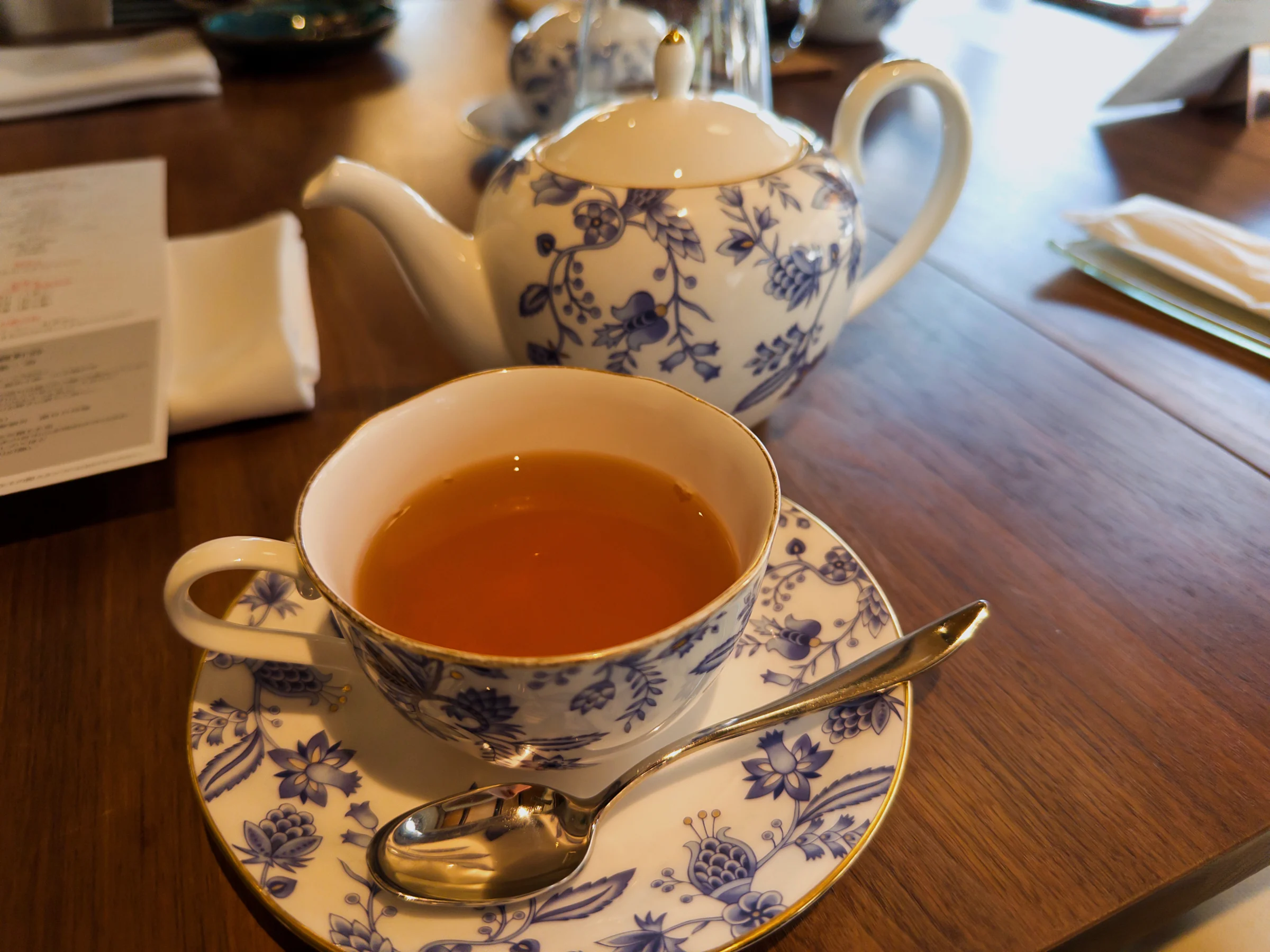 花柄のカップでいただくお茶