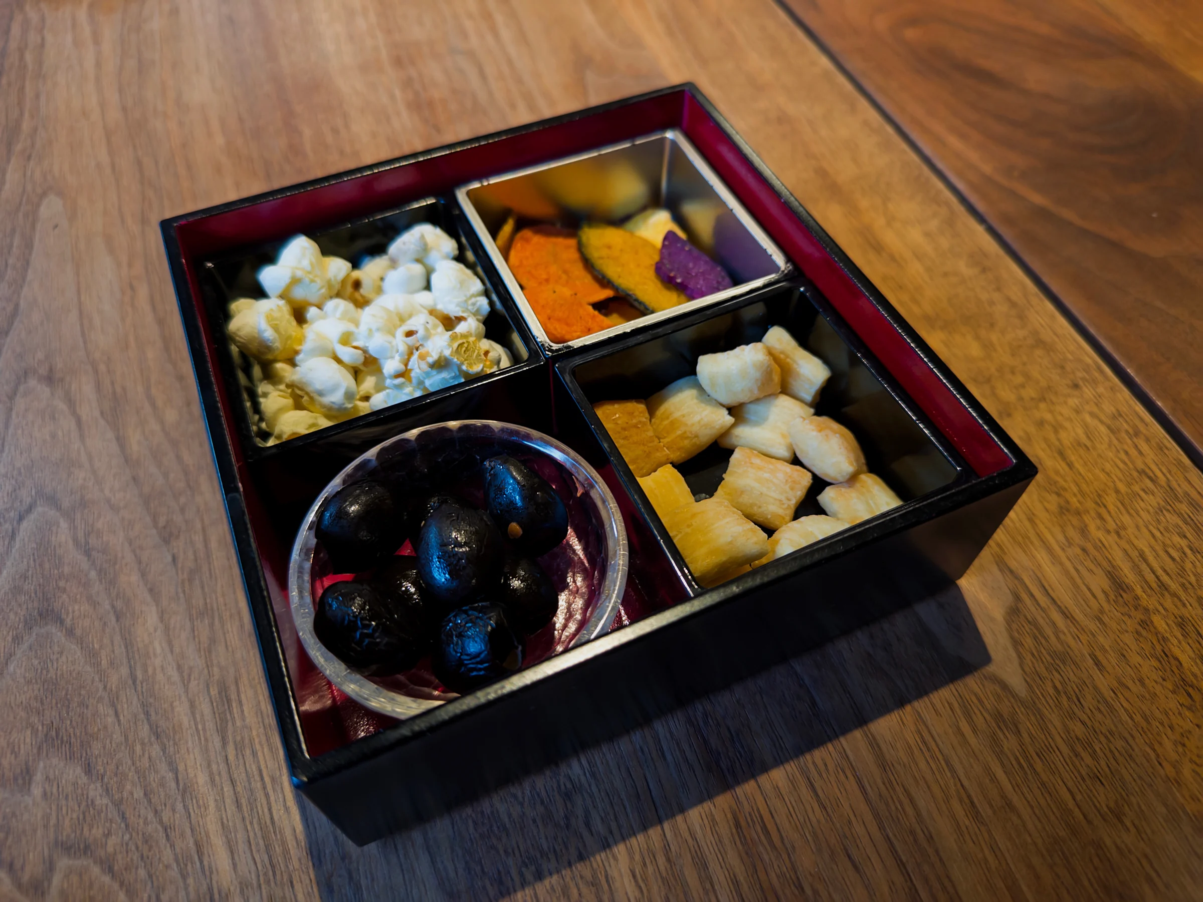 木箱に盛られた小さな料理