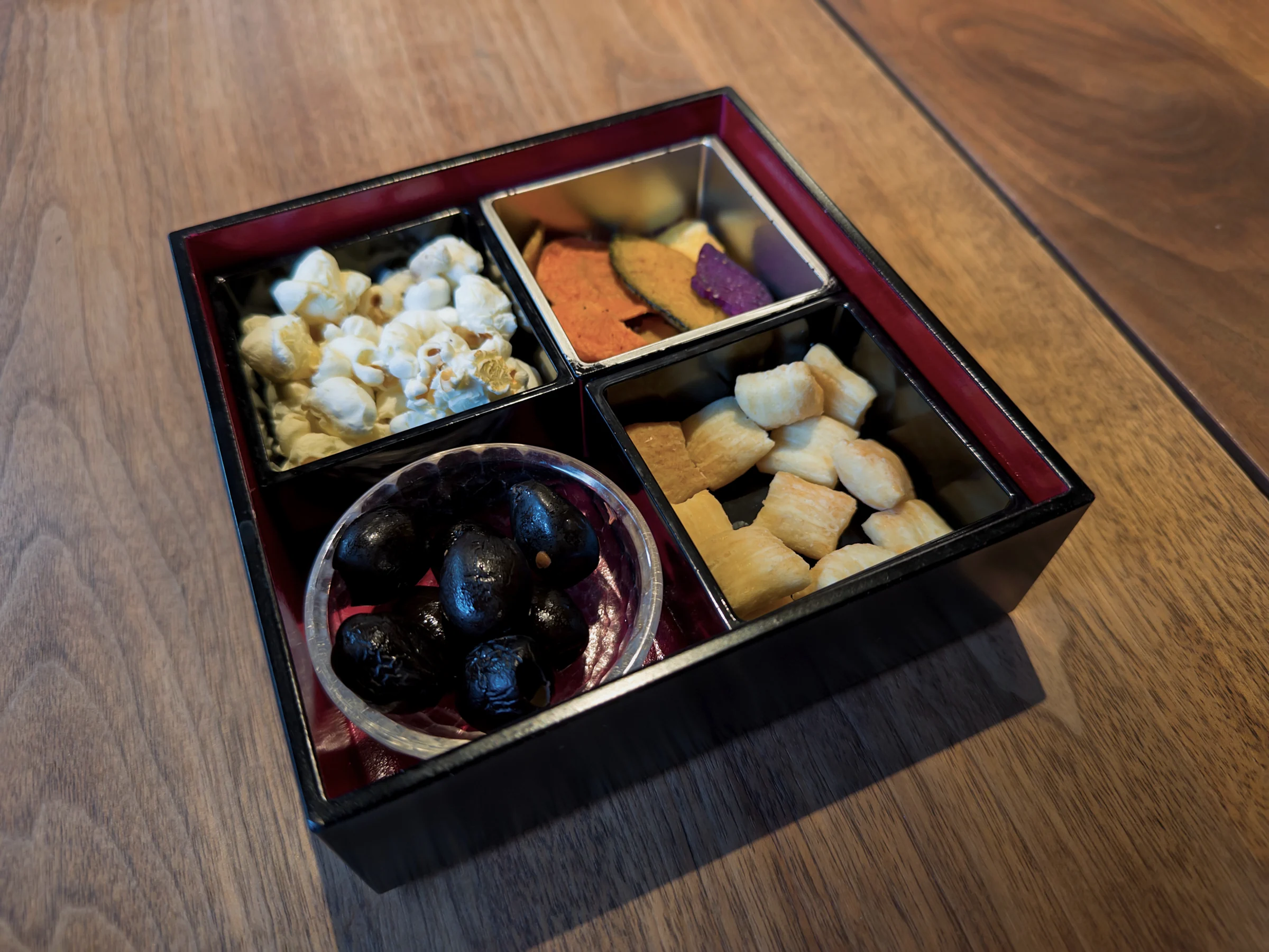 Small dishes in a wooden box
