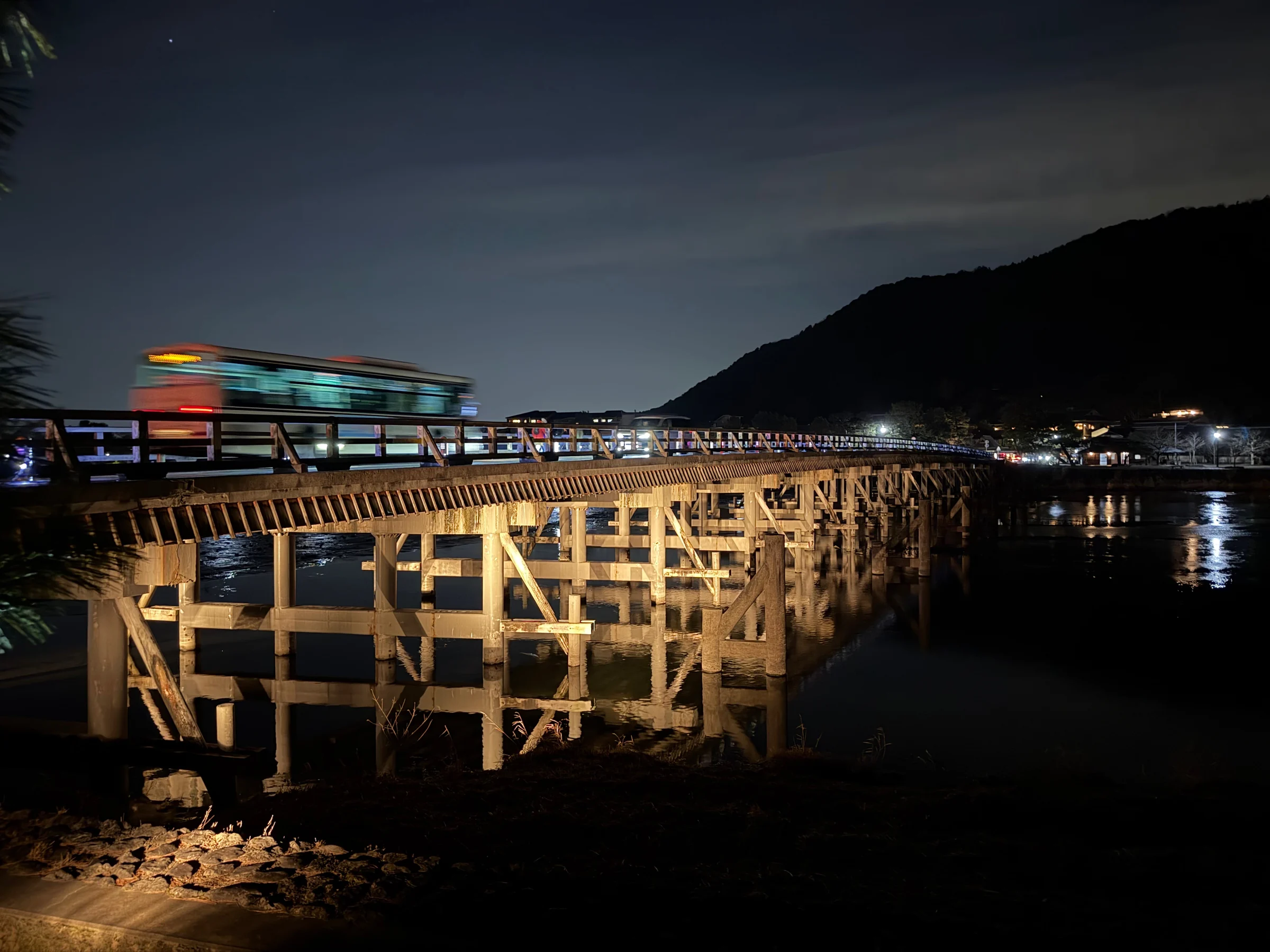 夜の渡月橋と川沿いの景色