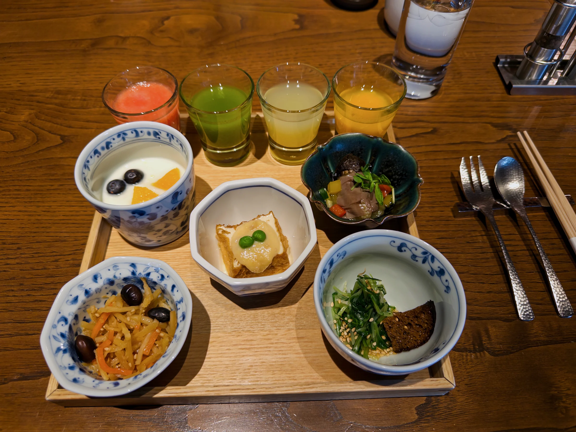 和朝食の小鉢とジュース