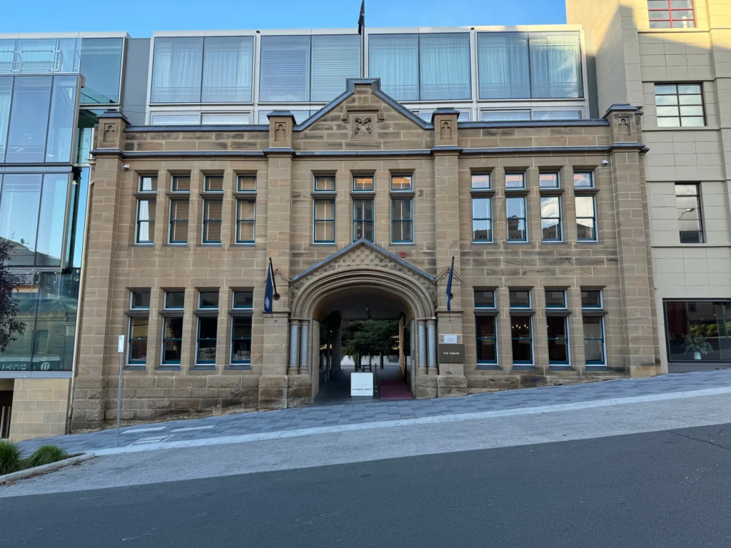 石造りの正面玄関と、その奥の建物。