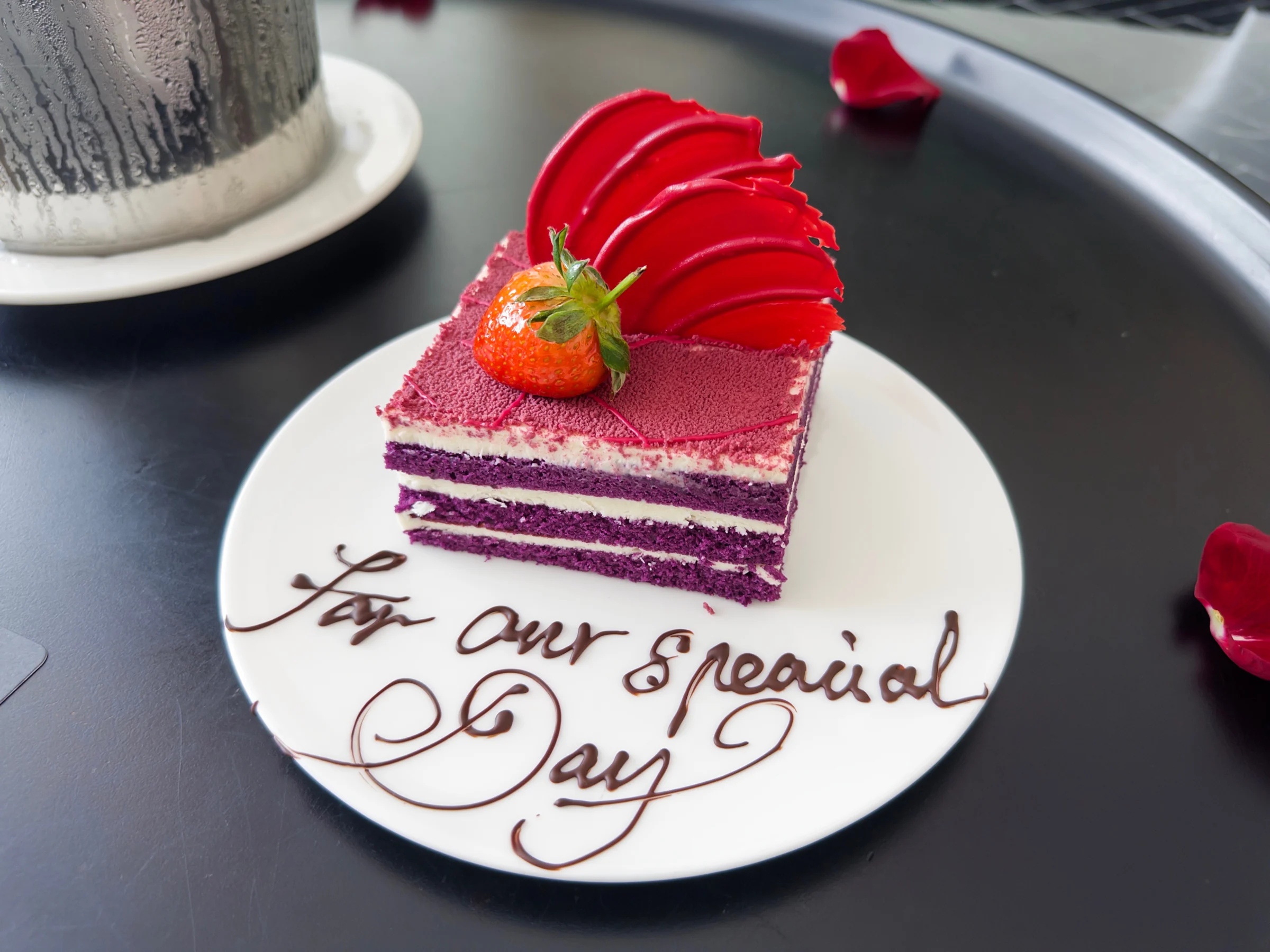 特別な日のメッセージを添えたケーキ