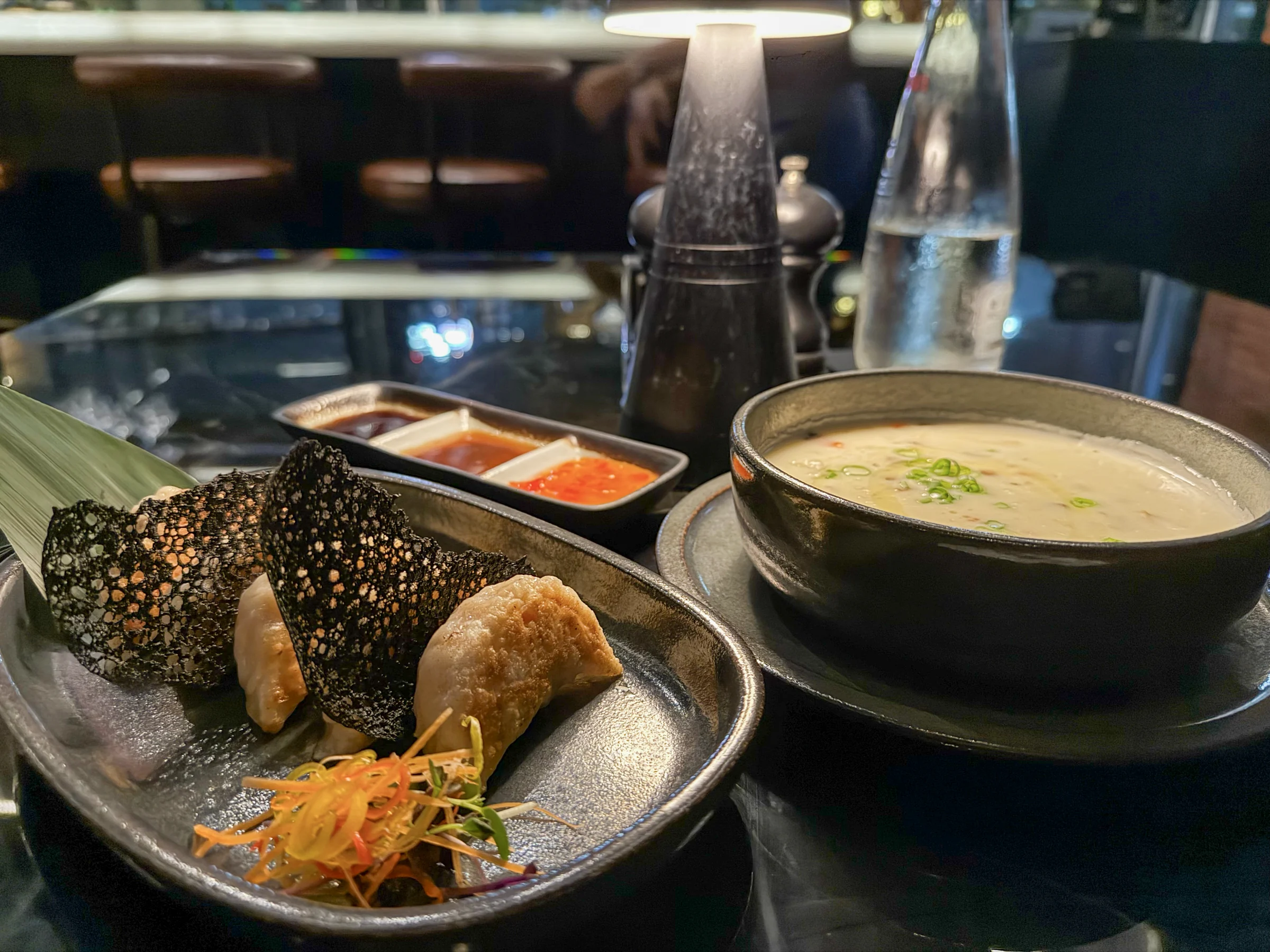 レストランのメイン料理とスープ