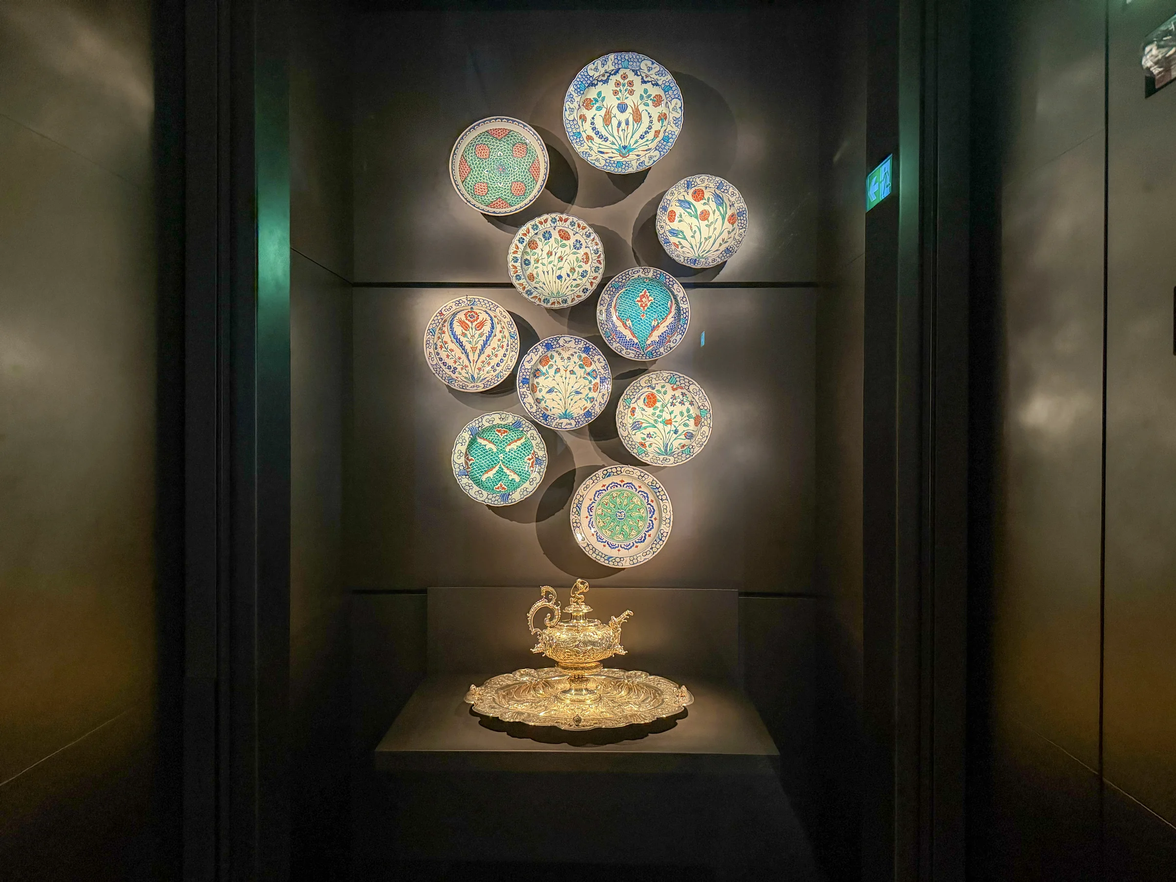 円形の作品が並ぶ展示