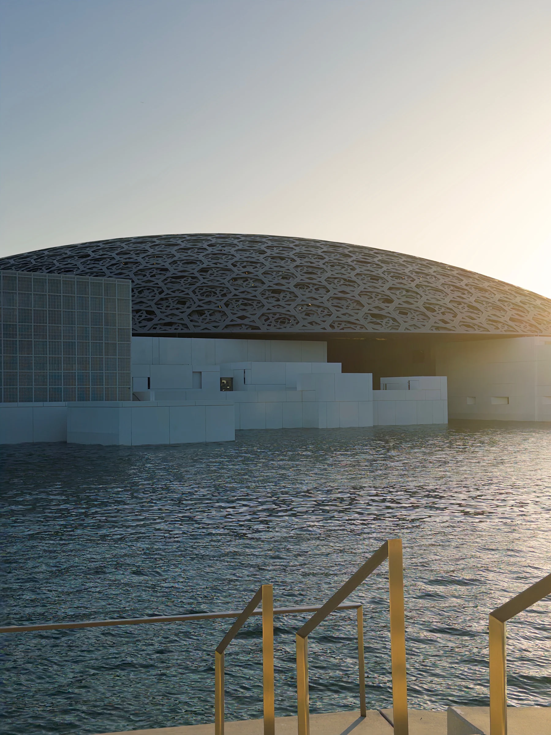 夕暮れの海と美術館のドーム