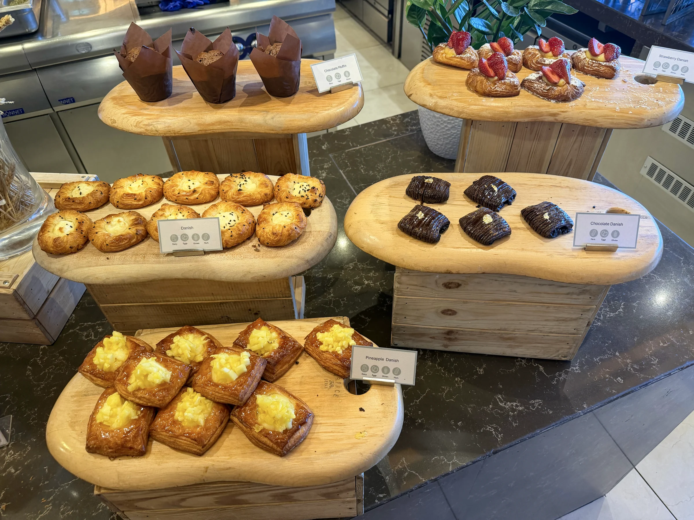 小さな焼き菓子が並ぶ朝食コーナー