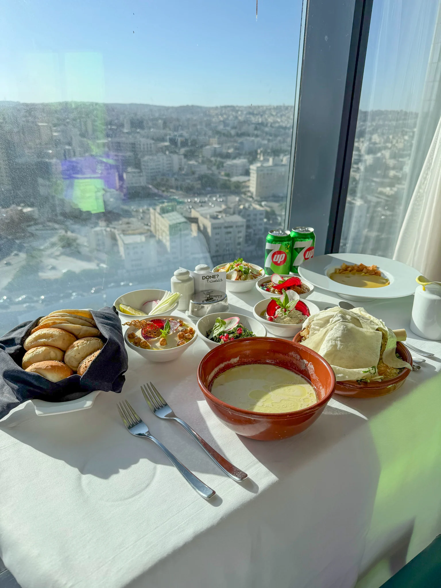 窓辺で食べた中東料理とアンマンの街並み