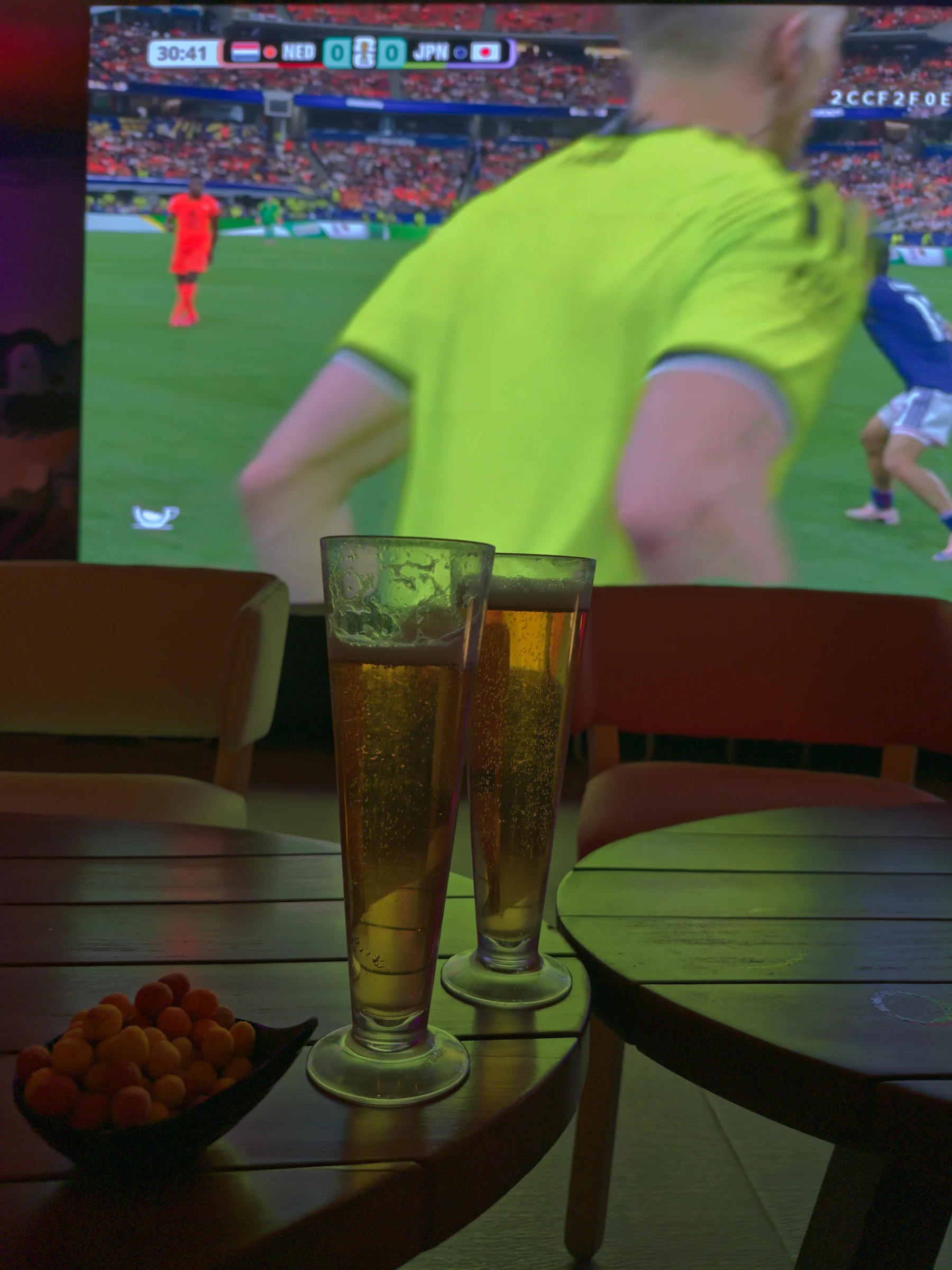 屋外バーのビールとサッカー観戦