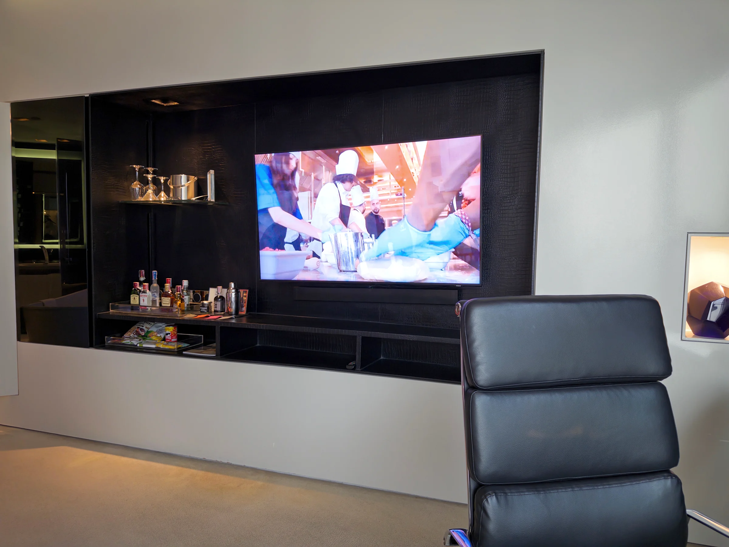 テレビと黒い椅子のある客室