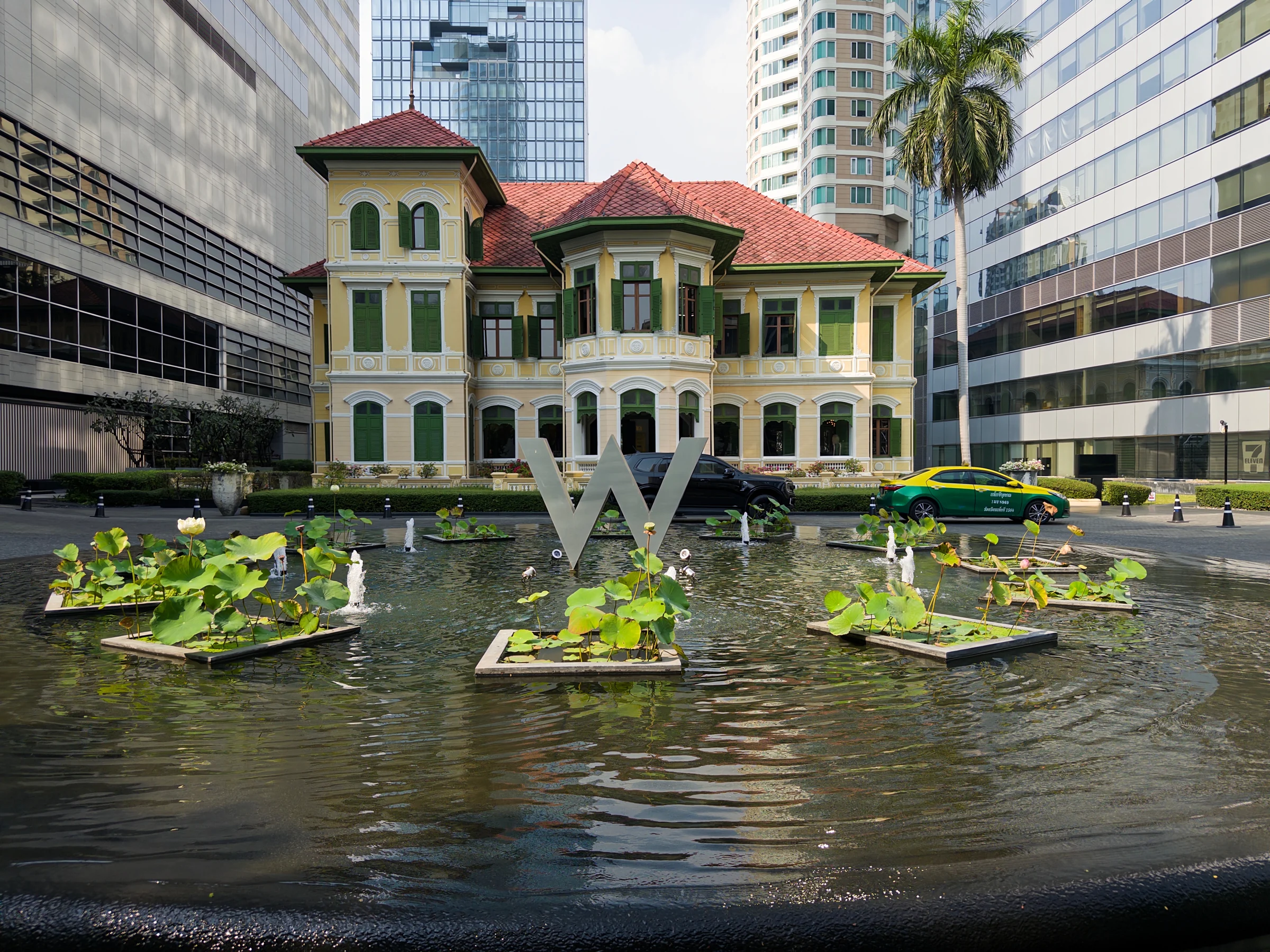 水盤の向こうに見えるThe House on Sathorn