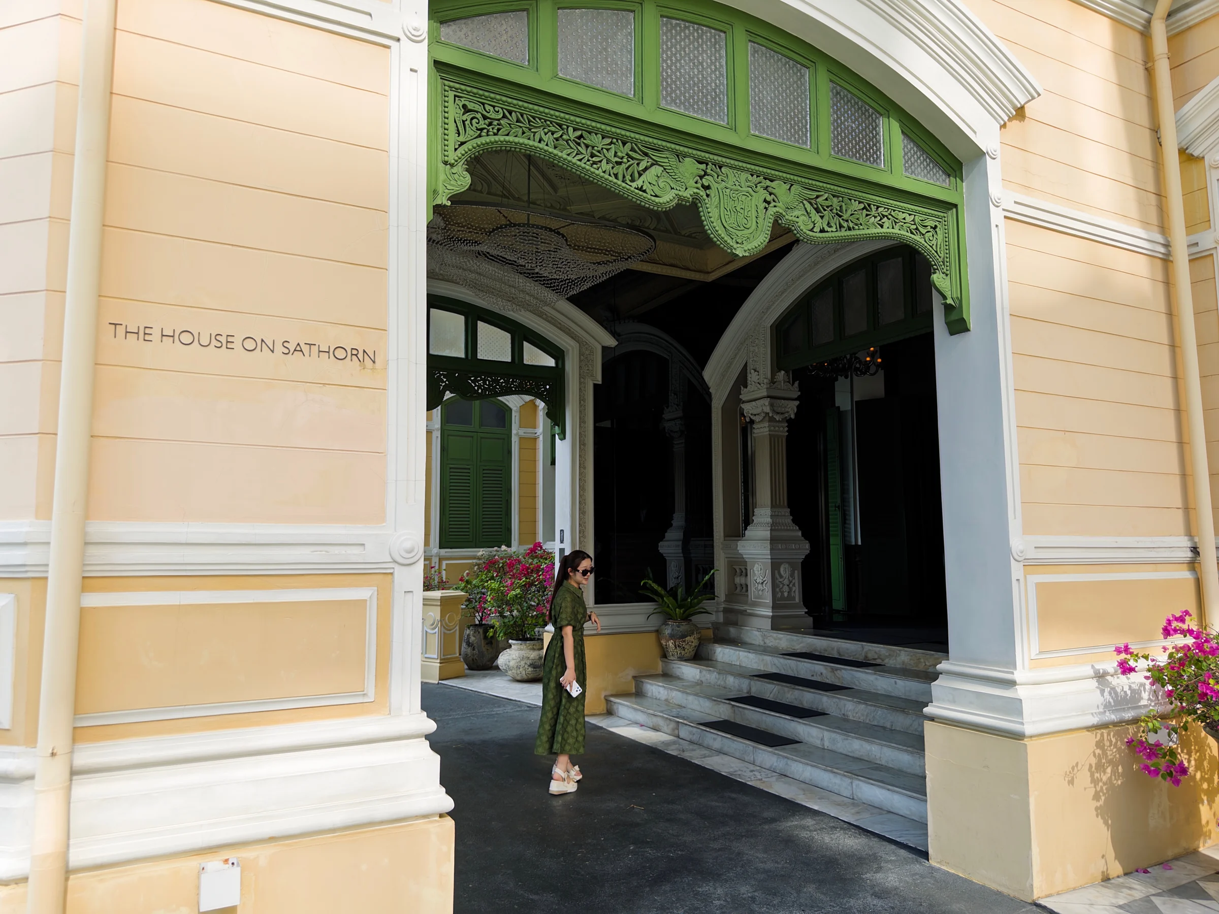 The House on Sathornの緑の装飾と入口
