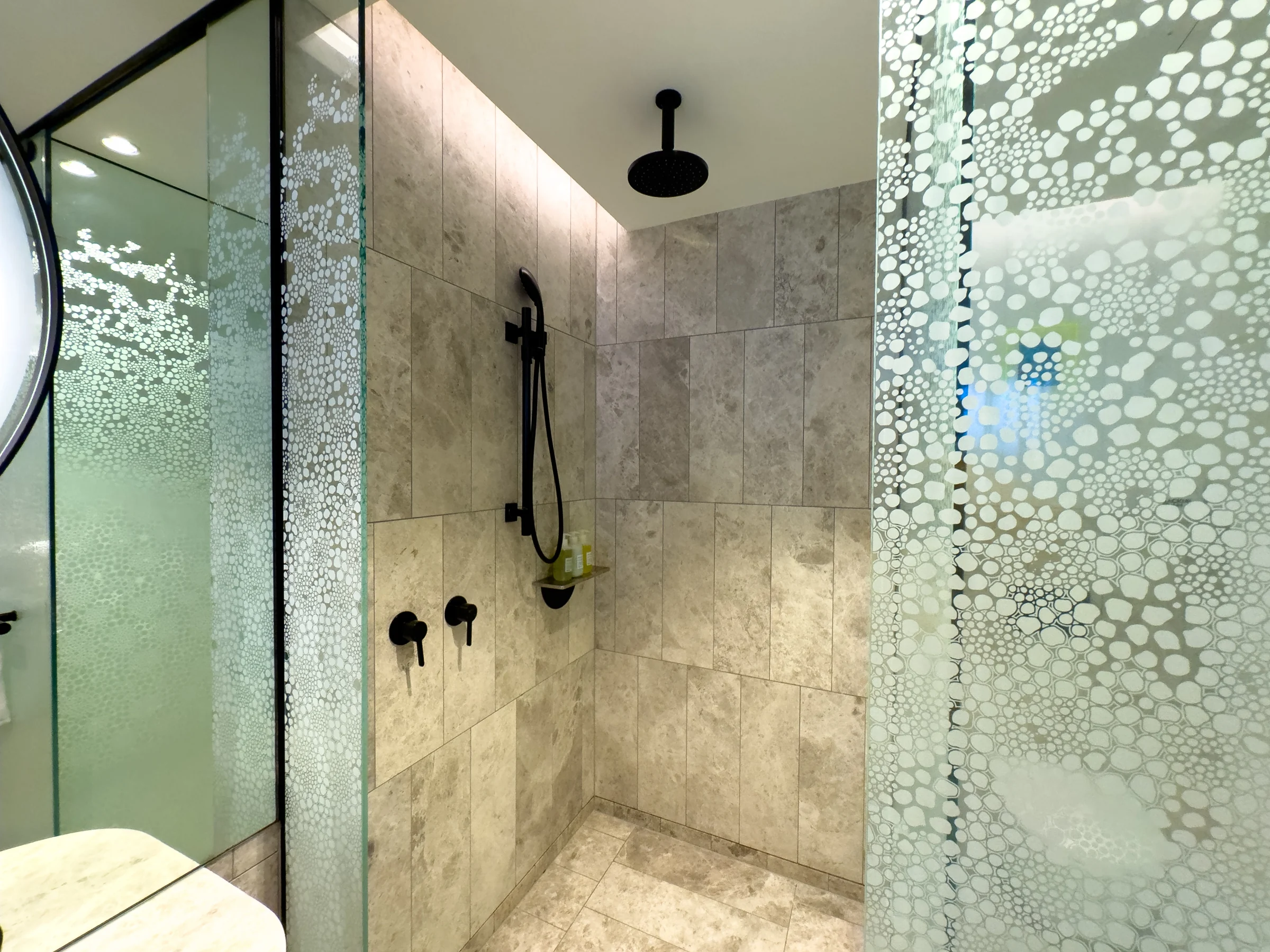 The shower surrounded by patterned glass.