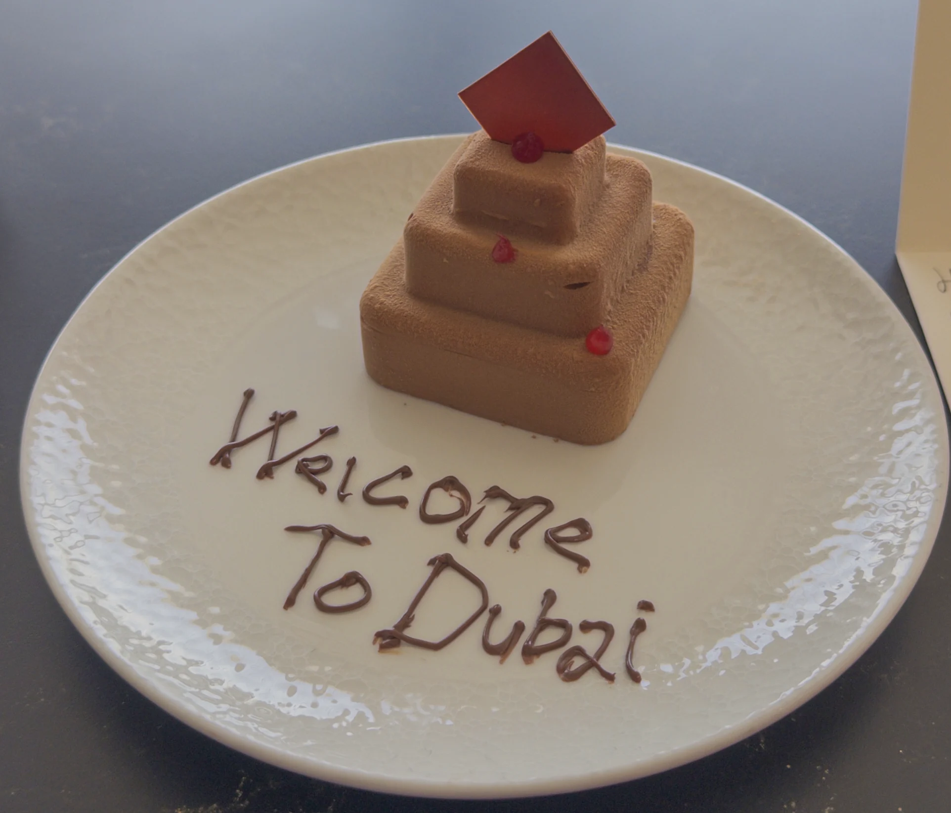 客室に用意されていた、Welcome to Dubaiの一皿。