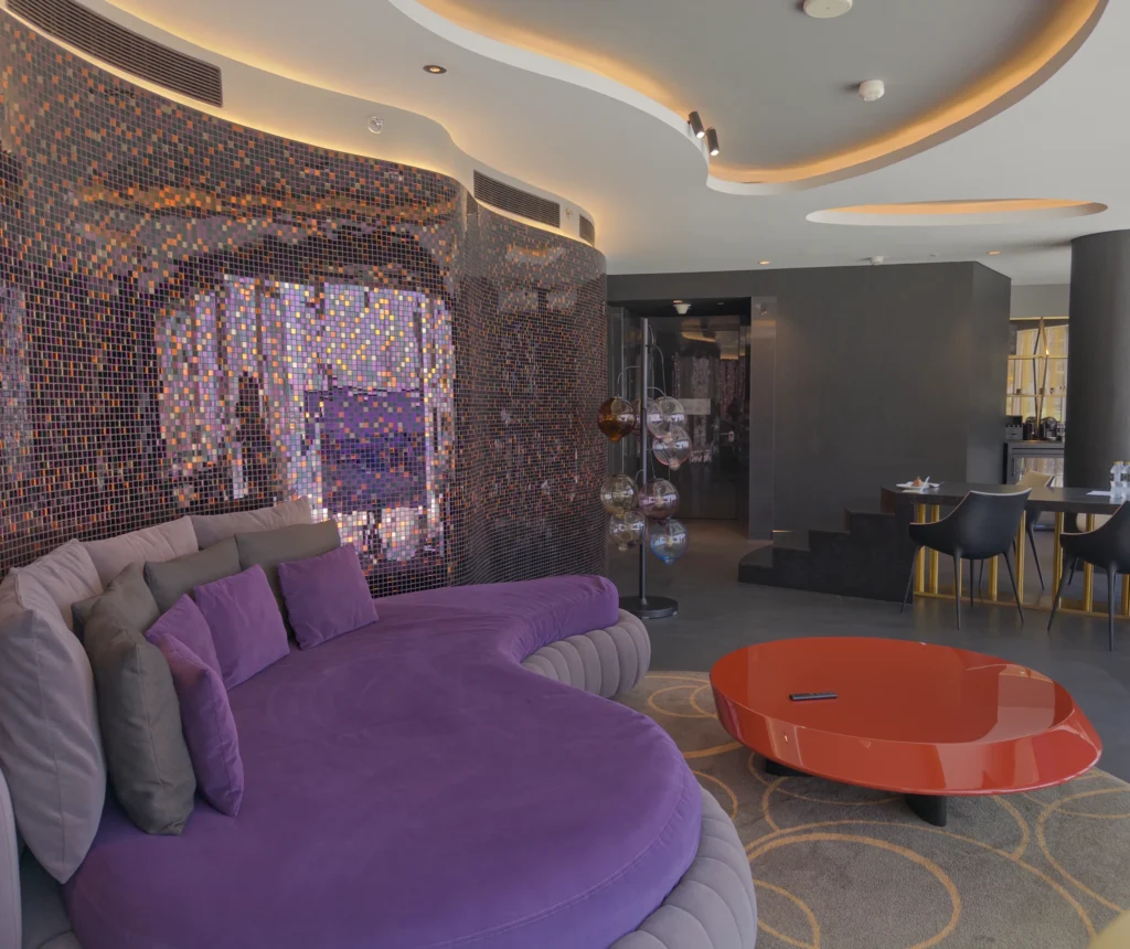 W Dubai – The Palmのマーベラススイート、紫のソファと広いリビング