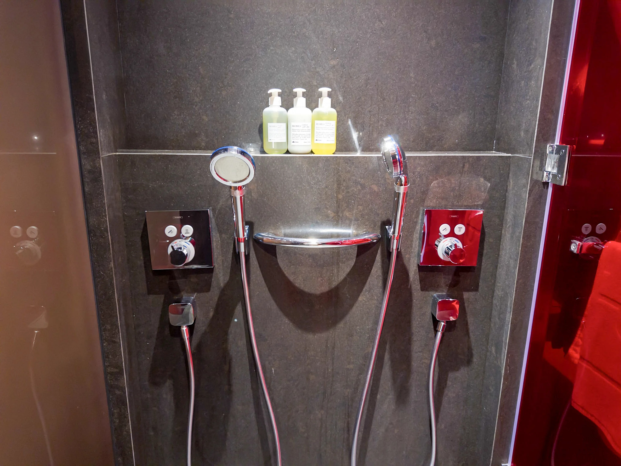 シャワーヘッドが2つある、印象に残ったシャワールーム。
