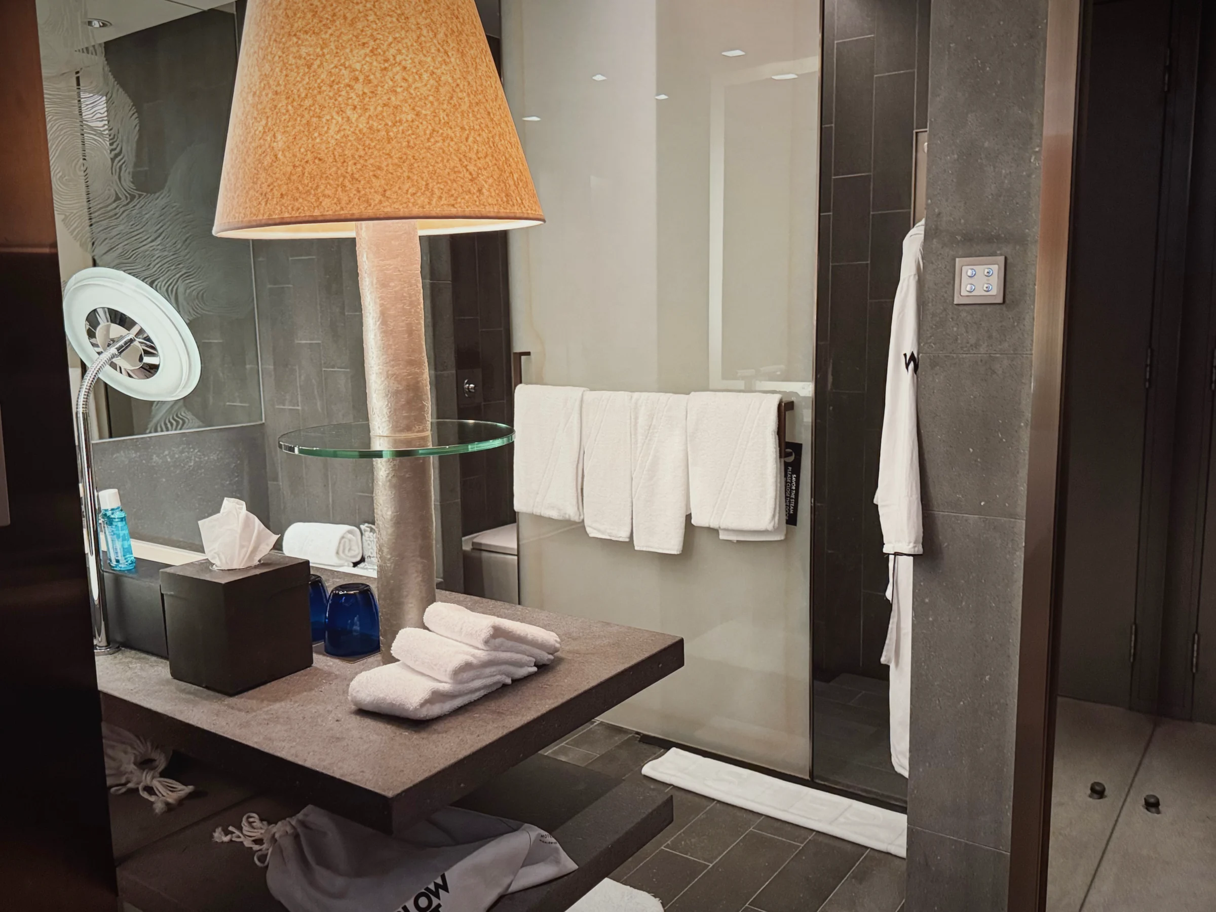 The arrangement of the washbasin and bathtub.