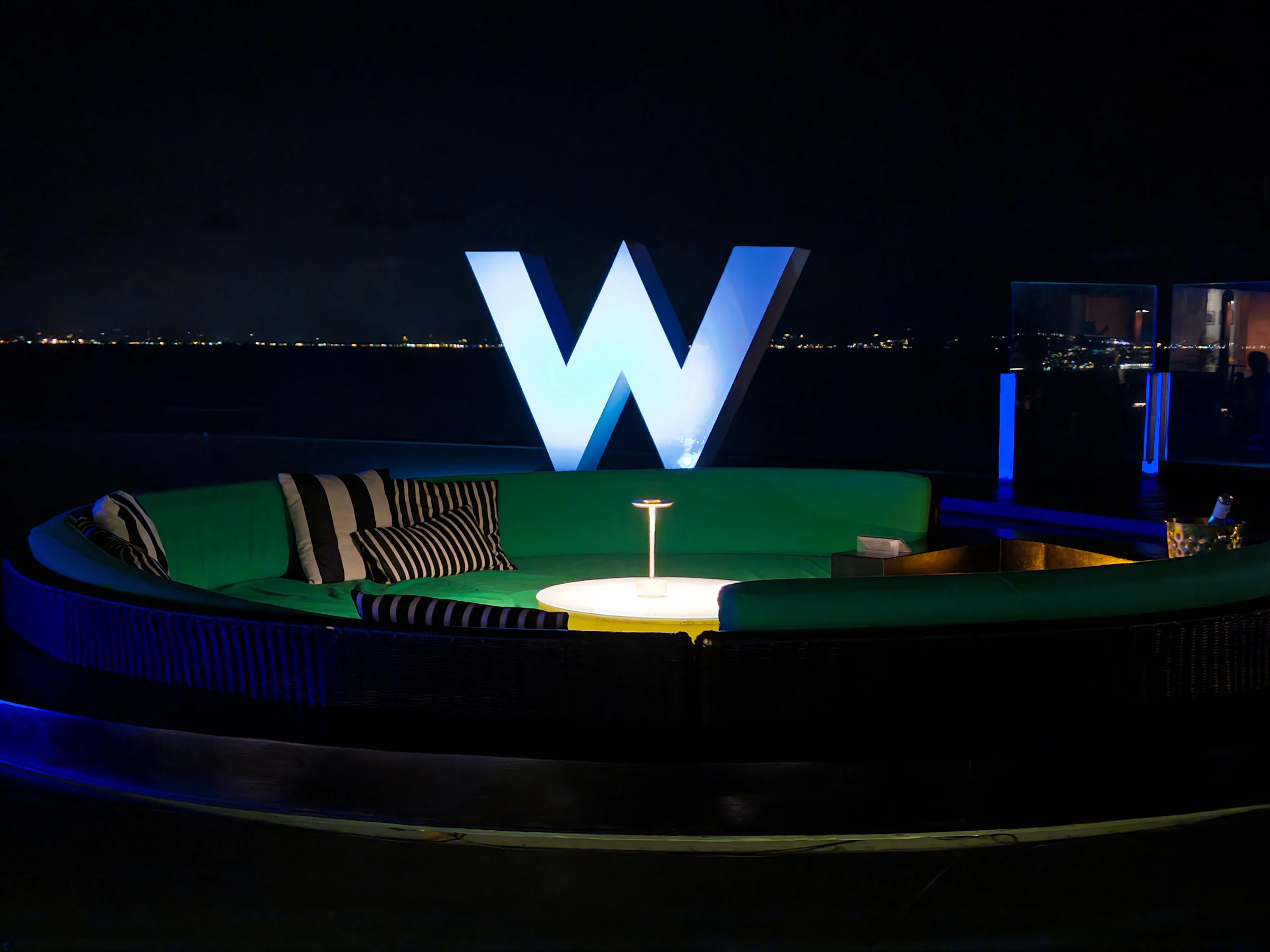 夜のWOOBARに灯るWの文字