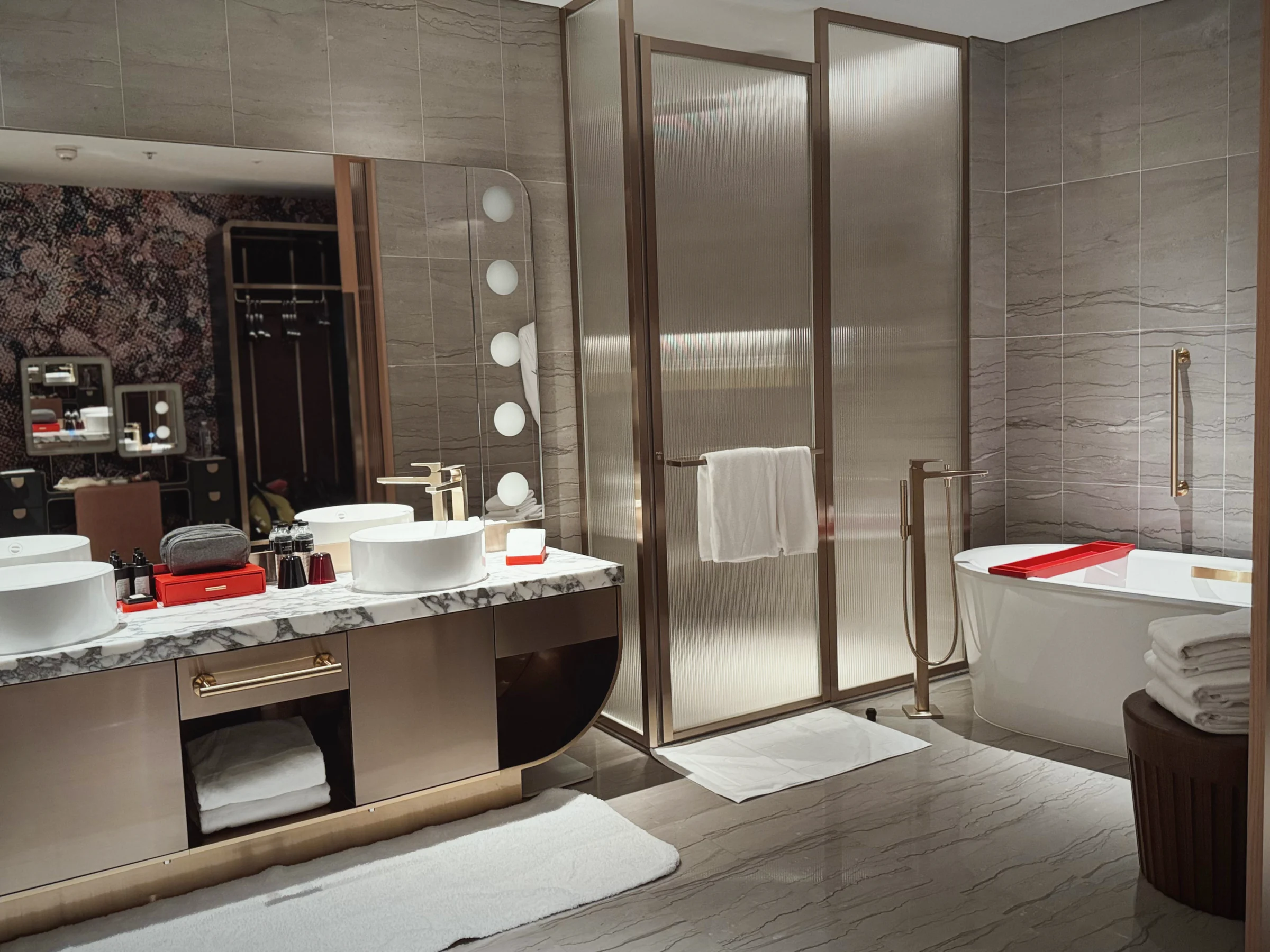The bathroom with twin basins and a bathtub