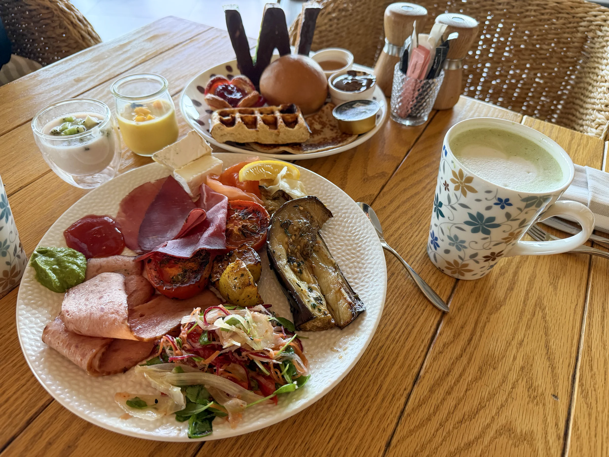 朝のテーブルに並べた料理。