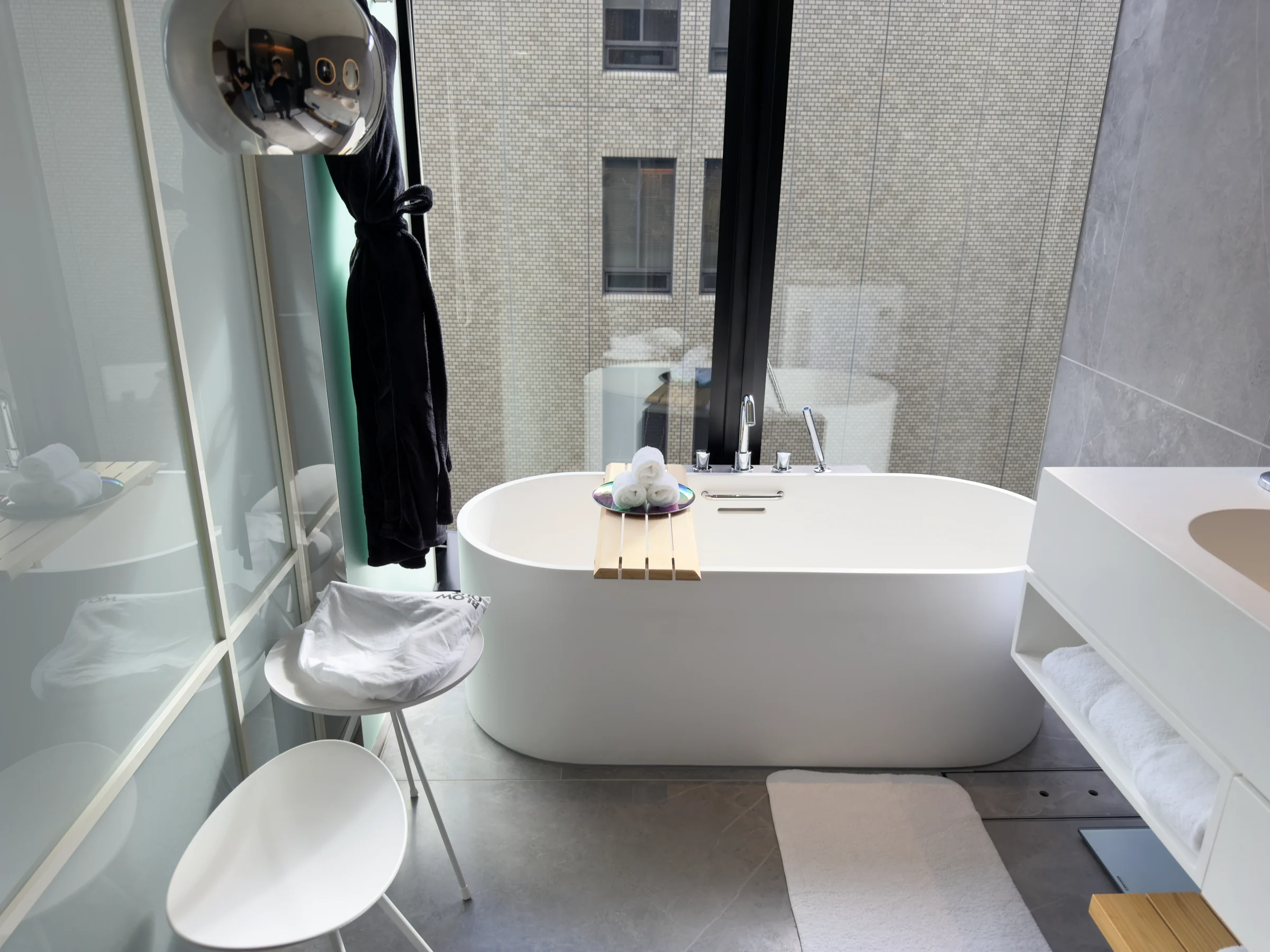 The window-side bathtub and shower