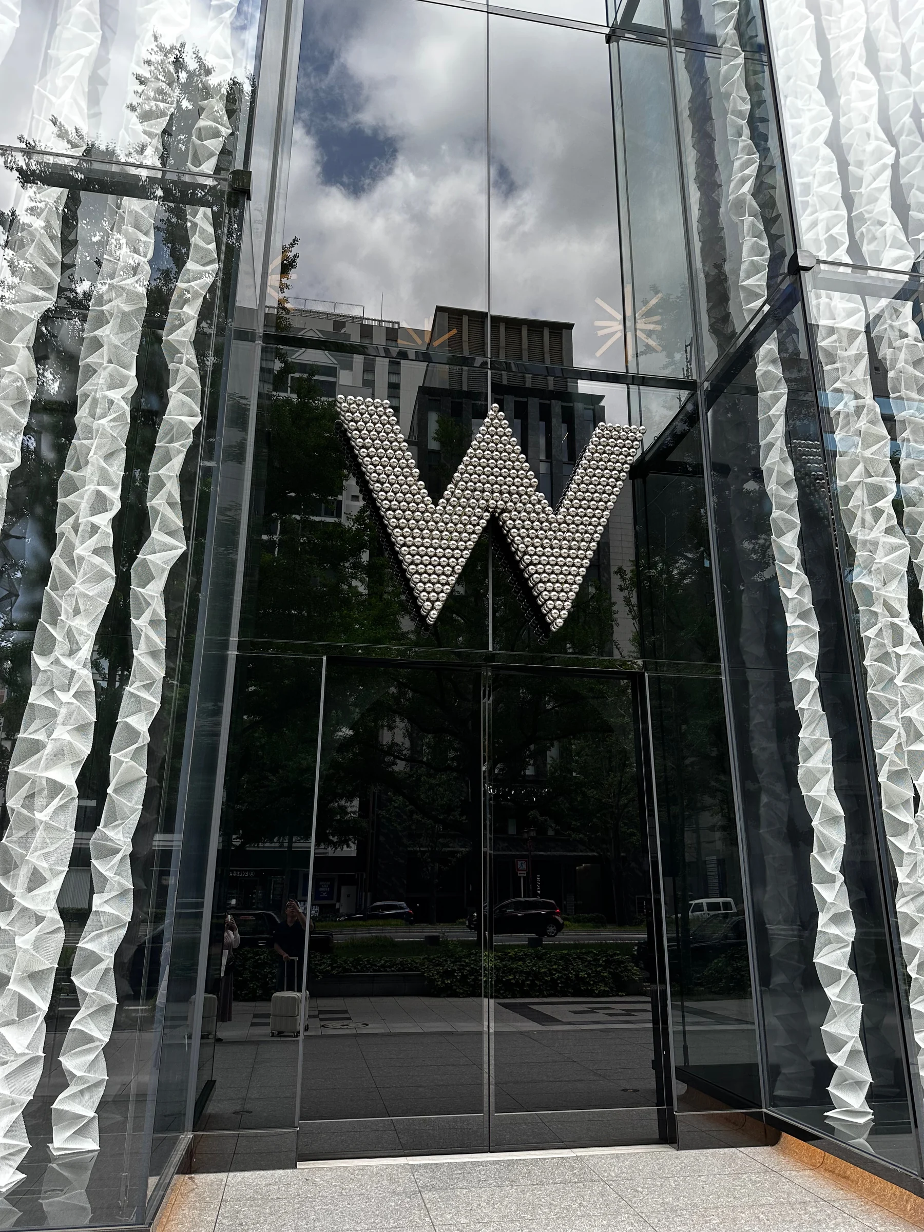 The entrance with its W sign. (May 2023)