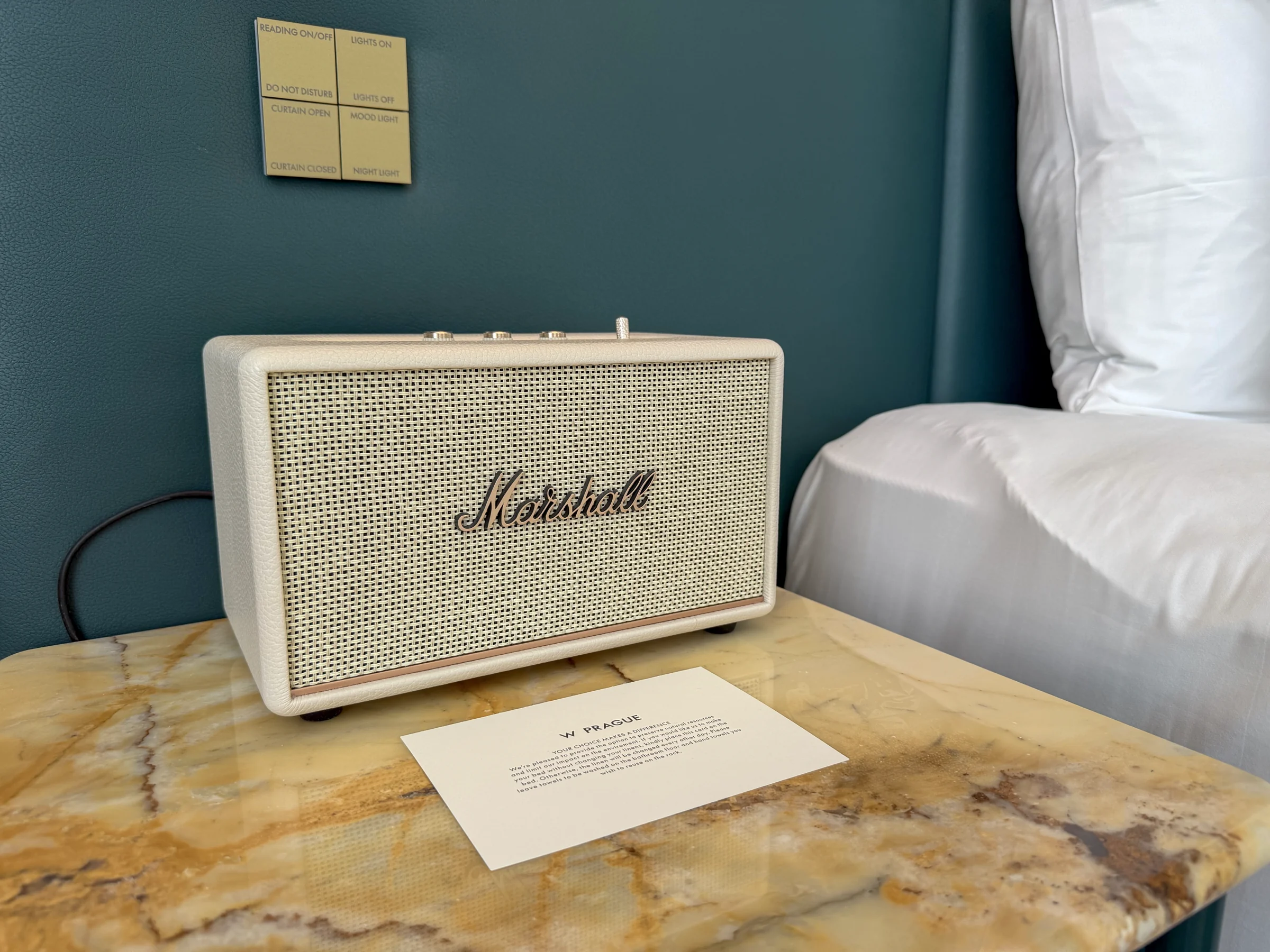 ベッドサイドのMarshall。