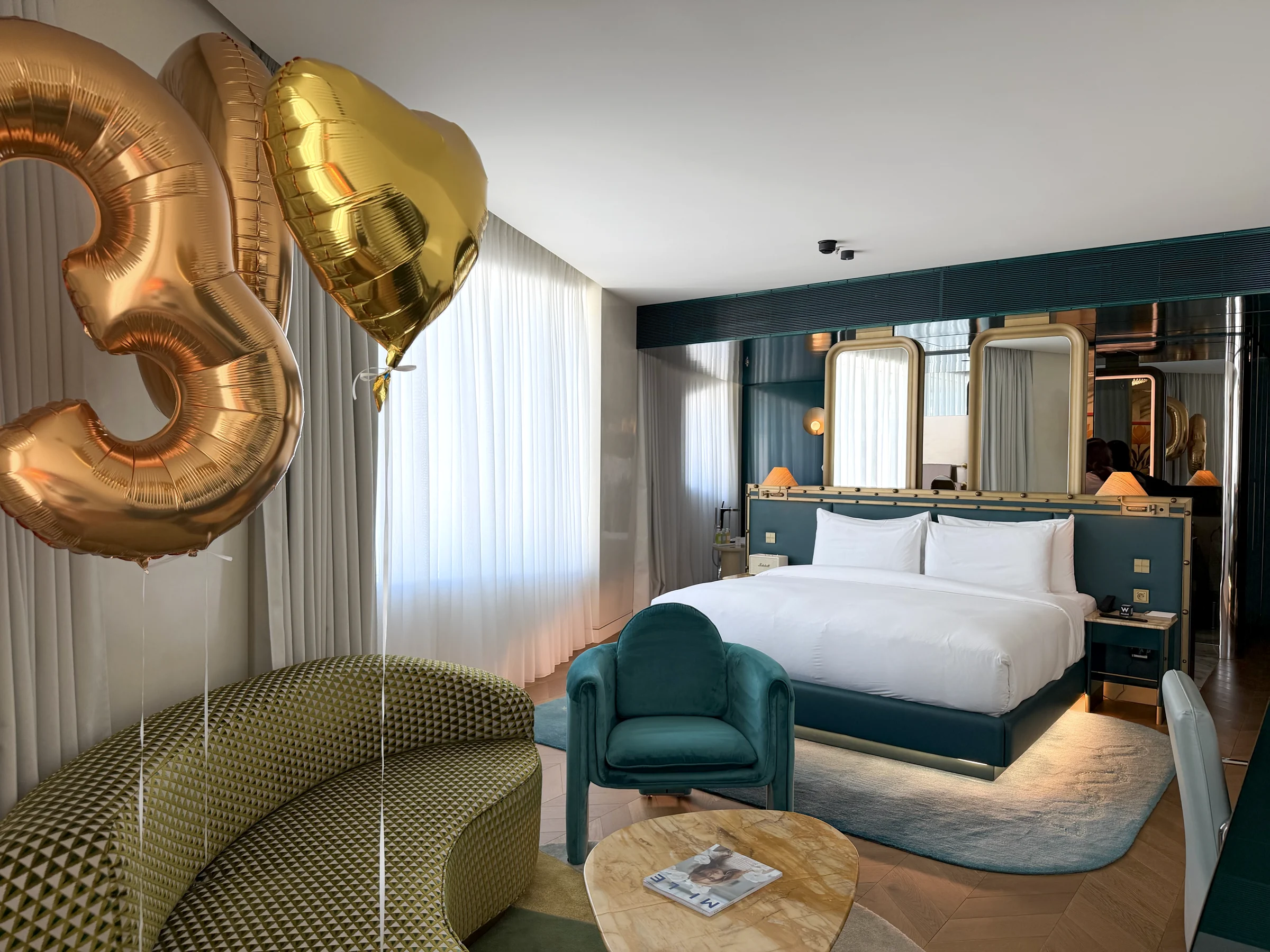 30歳の誕生日。客室には「30」のバルーン。