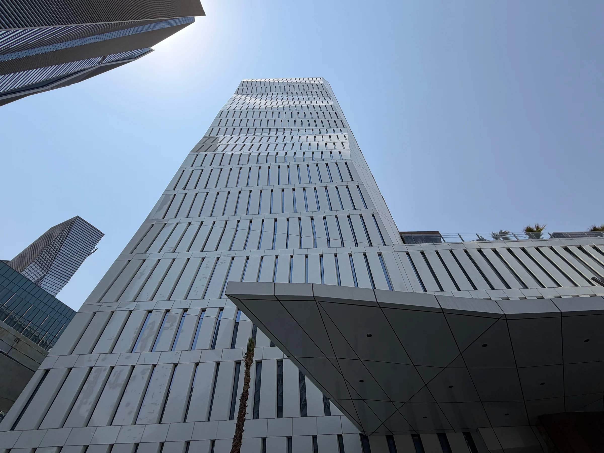 KAFDに建つ、W Riyadhの外観。