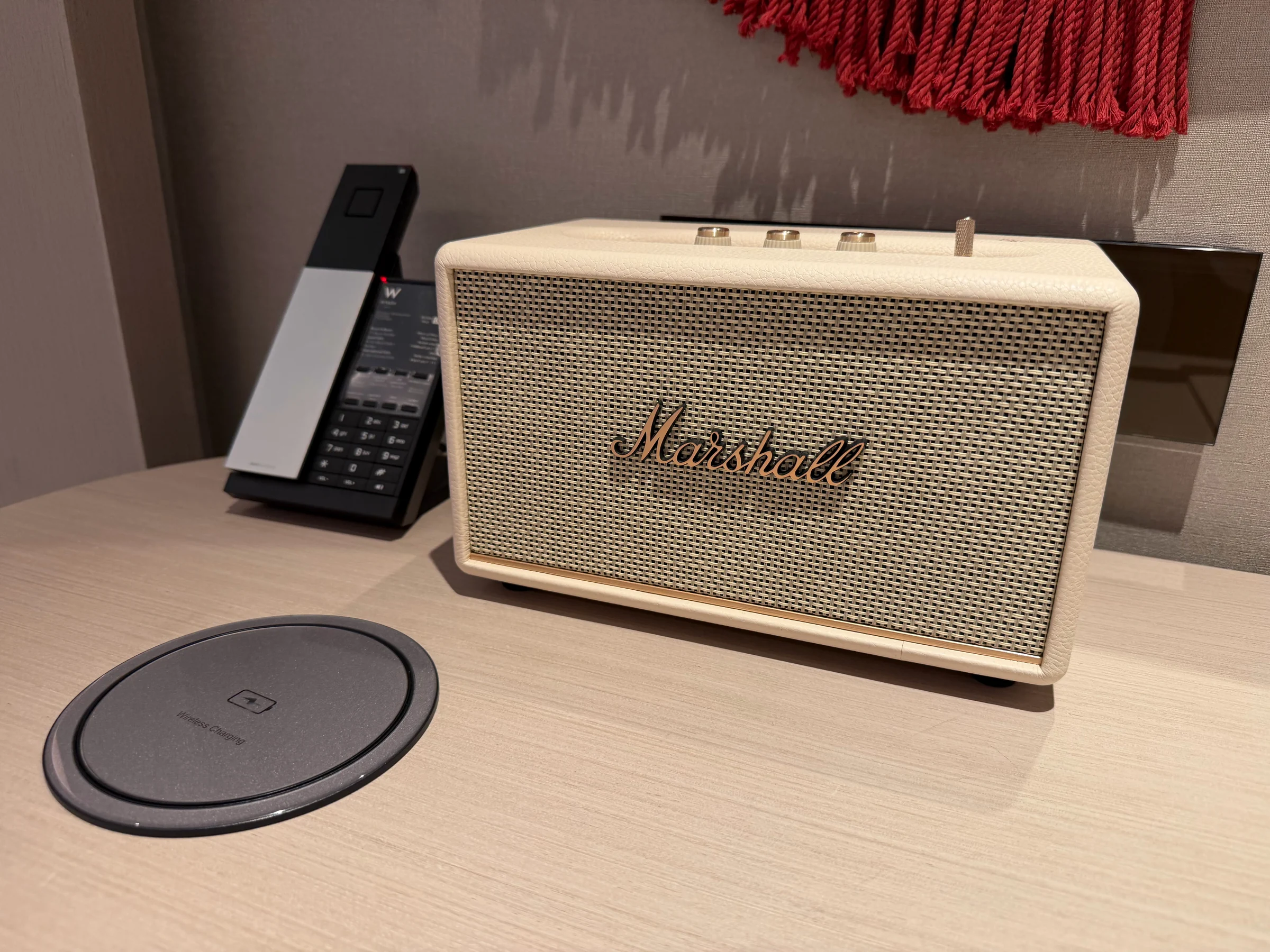 部屋に置かれたMarshallのスピーカー。