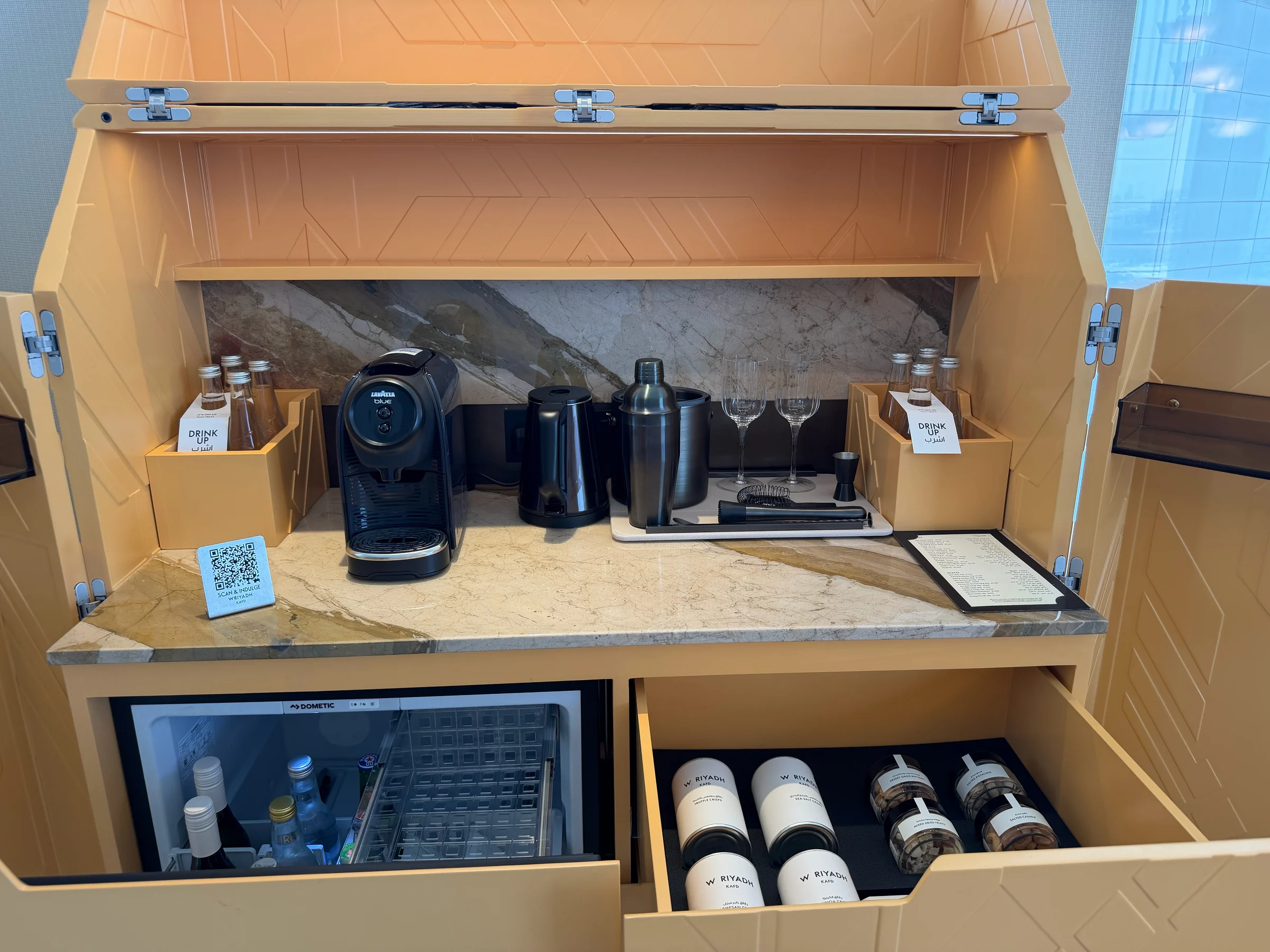 コーヒーマシンとカップが並ぶミニバー。