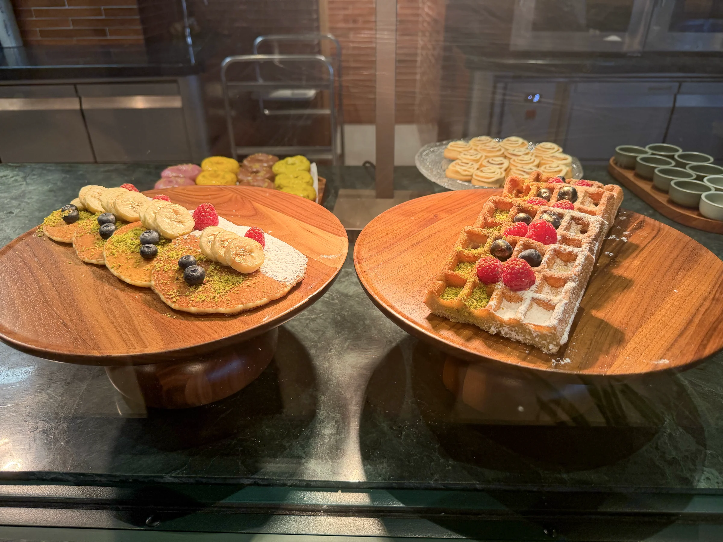 小さな前菜が並ぶ朝食のコーナー。