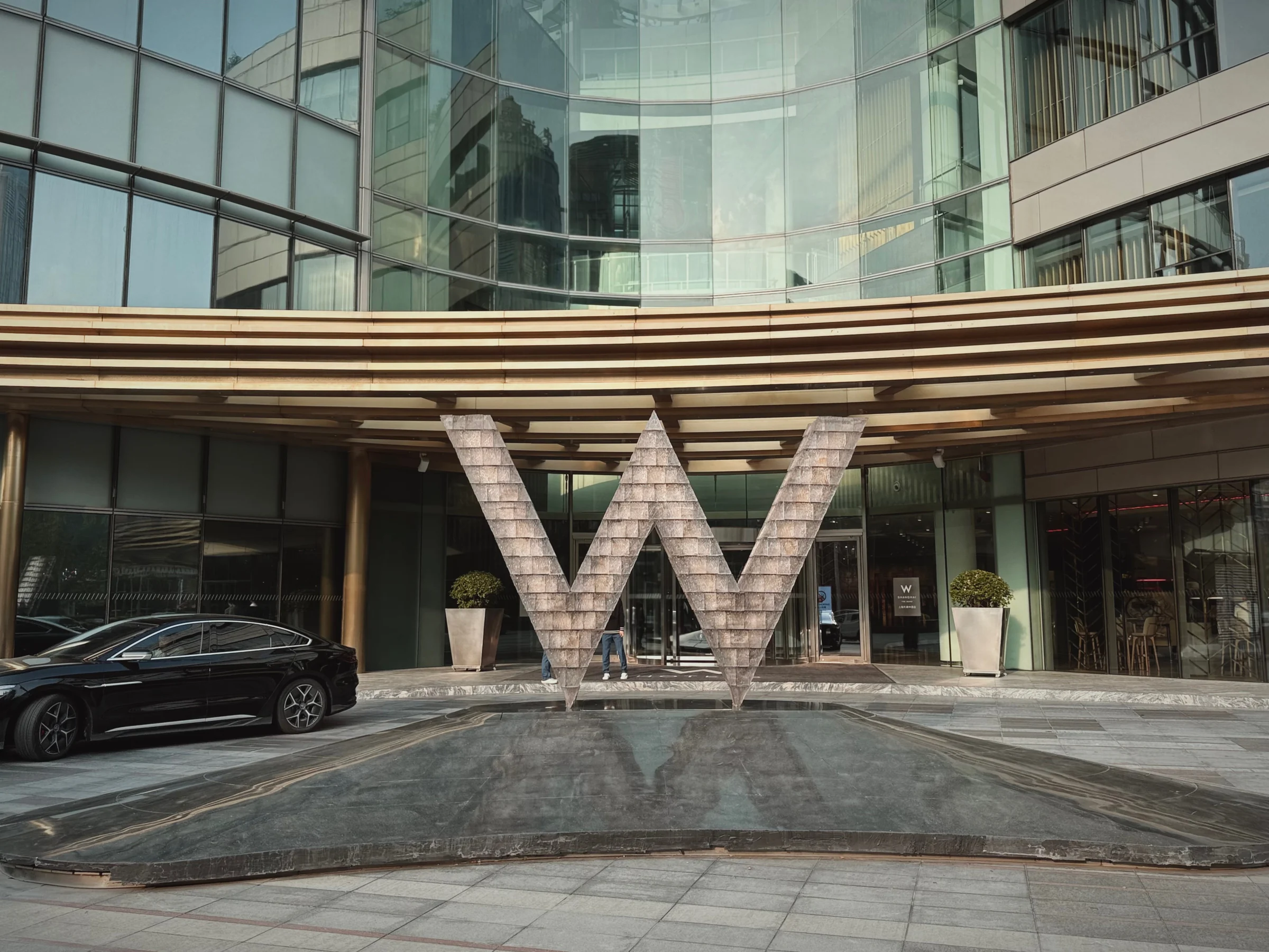 A large W sign at the entrance.