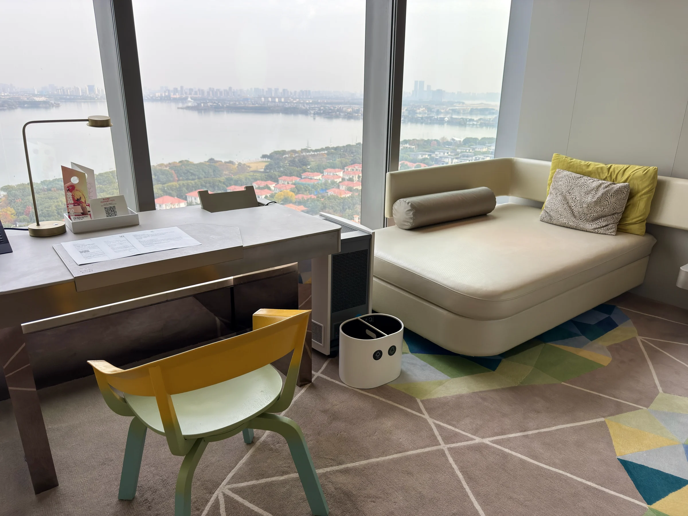 A window-side sofa overlooking Jinji Lake.