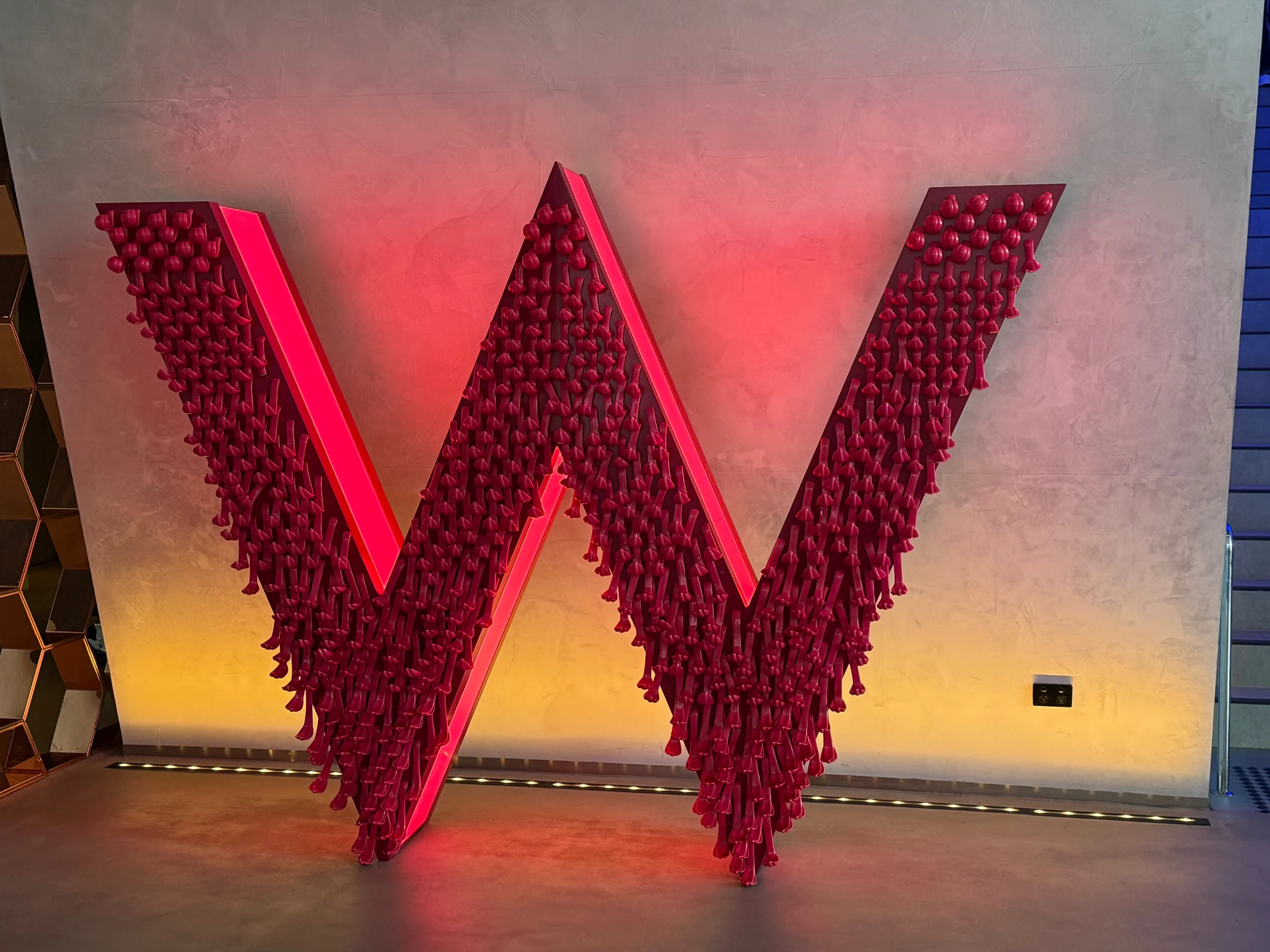 The red W at the entrance.